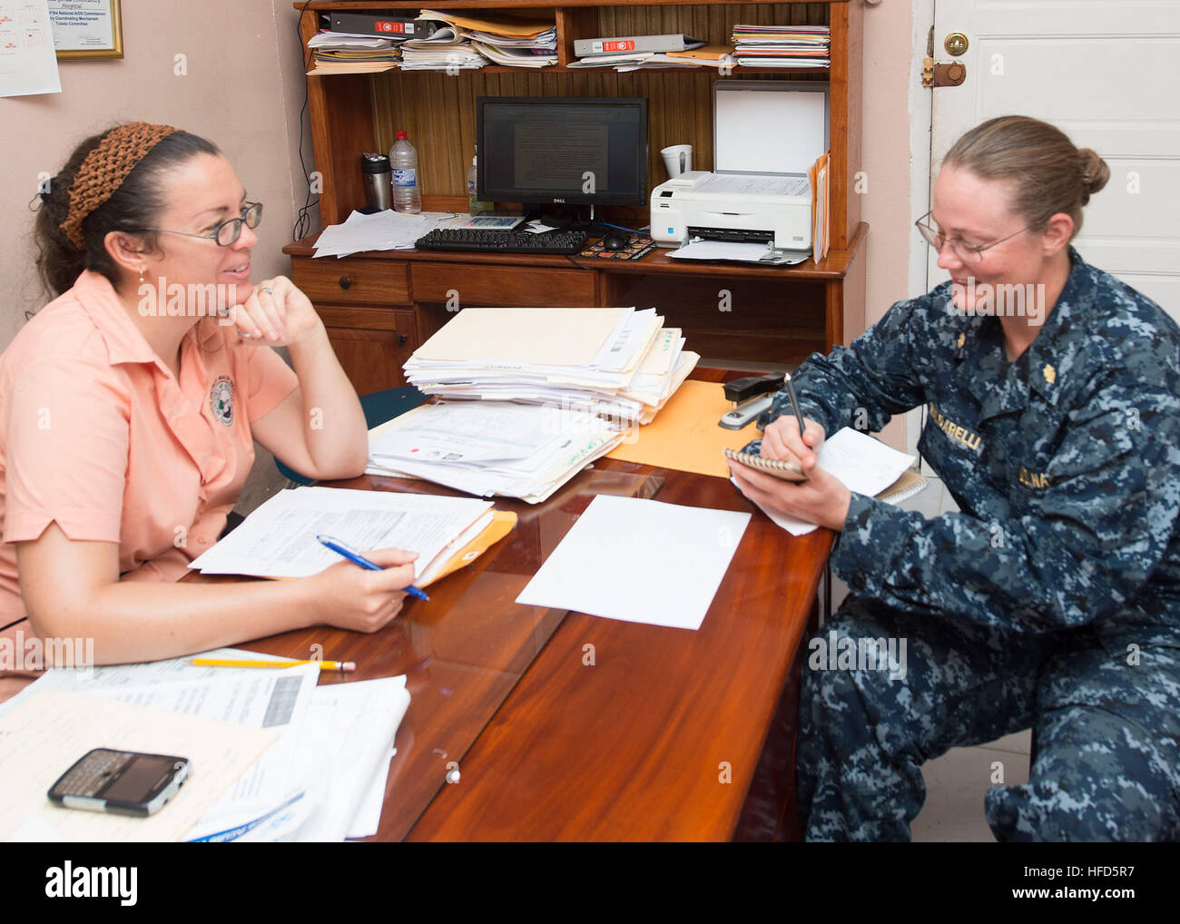 Sous-Regional Health Manager Ruth McDonald et de la Marine officer Lieutenant Cmdr. Suzanne Maldarelli conduite expert en la matière à des échanges au cours de l'Hôpital communautaire de Punta Gorda Partenariat Sud Gare 2014. Partenariat sud Station est un déploiement de la Marine américaine a porté sur les échanges d'experts en la matière avec les armées et les nations partenaires des forces de sécurité. (U.S. Photo par marine Spécialiste de la communication de masse 1re classe Rafael Martie/libérés) Partenariat Sud Gare 2014140702-N-QY430-001 Banque D'Images