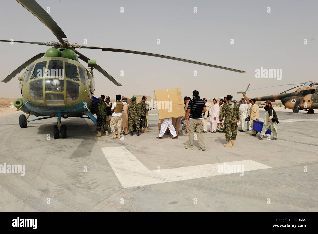 PROVINCE DE ZABUL, Afghanistan (sept. 15, 2010) - les fonctionnaires électoraux afghans se lancer et charger un hélicoptère MI-17 avec des bulletins de vote et des isoloirs portatifs. L'escadre aérienne de Kandahar basé à l'aérodrome de Kandahar est la livraison et le transport des bulletins de vote à des endroits qui sont trop dangereuses ou à distance pour le transport au sol jours avant les élections parlementaires du 18 septembre. (U.S. Photo par marine Spécialiste de la communication de masse 2e classe Ernesto Hernandez Fonte/libérés) responsables des élections afghanes se lancer et charger un hélicoptère MI-17 avec bulletins de vote (5007605018) Banque D'Images