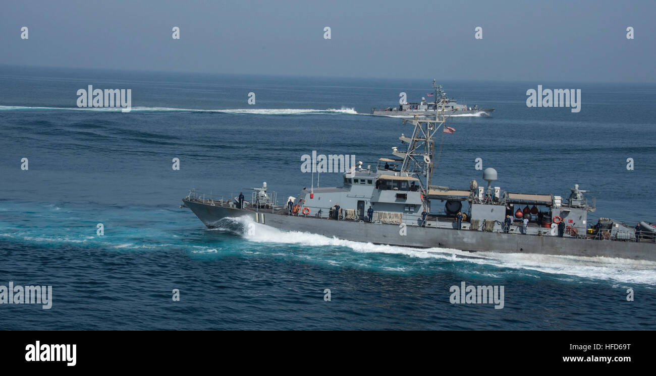 Les navires côtiers de patrouille USS Firebolt (PC 10) et USS Whirlwind (PC 11) que, s'exécute pendant l'exercice Spartan Kopis. Spartan est un Kopis 5e flotte américaine événement de formation qui valide l'efficacité de l'aide de joint aviation actifs dans un environnement maritime, ainsi que l'exercice joint force structure de commandement et de contrôle et des communications. (U.S. Photo par marine Spécialiste de la communication de masse 1ère classe Daniel Gay/libérés) Spartan Kopis 130810-N-PX130-041 Banque D'Images