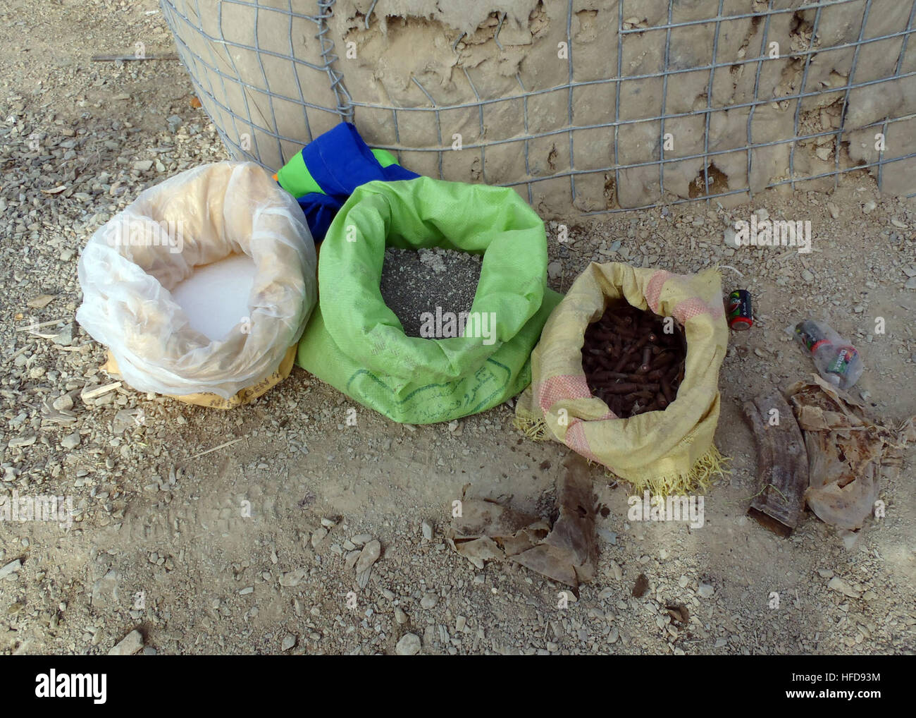 Objets trouvés dans le cadre d'une cache d'armes des insurgés sont affichées dans le district d'Arghandab, province de Zabul, Afghanistan 7 février. Les membres de la Police nationale afghane et d'un afghan de l'équipe de neutralisation des explosifs découverts à la mort d'insurgés, des lettres de menace, les piles rondes AK-47 et les magazines après un villageois a dit qu'il a été témoin d'enterrer les objets dans la zone. (U.S. Photo courtoisie de la marine/non publié) Police nationale afghane trouver une cache d'armes 522000 Banque D'Images