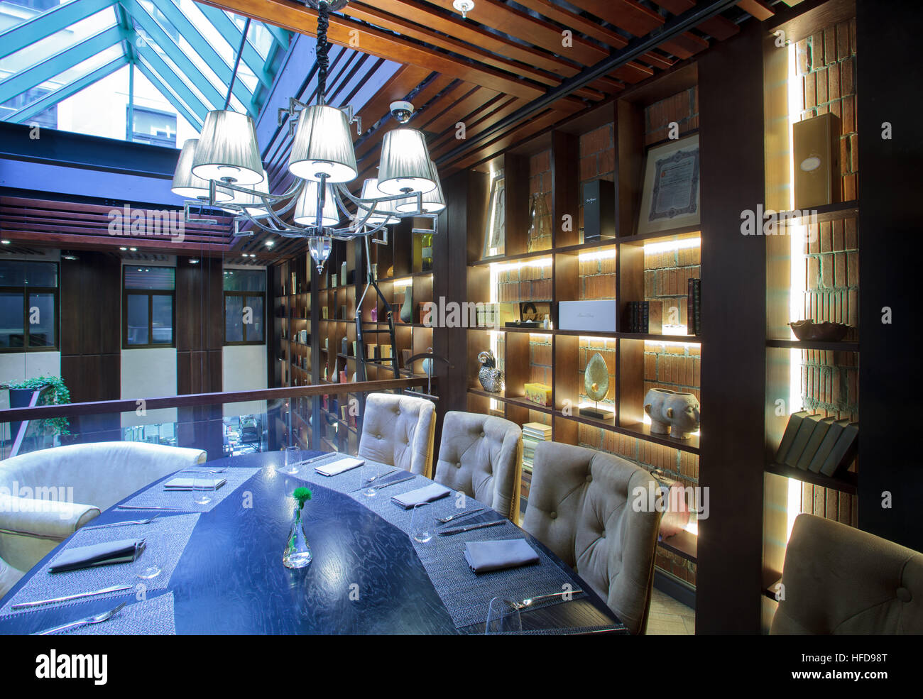 Saint-pétersbourg, Russie - le 28 novembre 2013. Les intérieurs du bar de la PMI. PMI '' bar trendy restaurant européen dans le centre historique de Saint-Pétersbourg. Banque D'Images