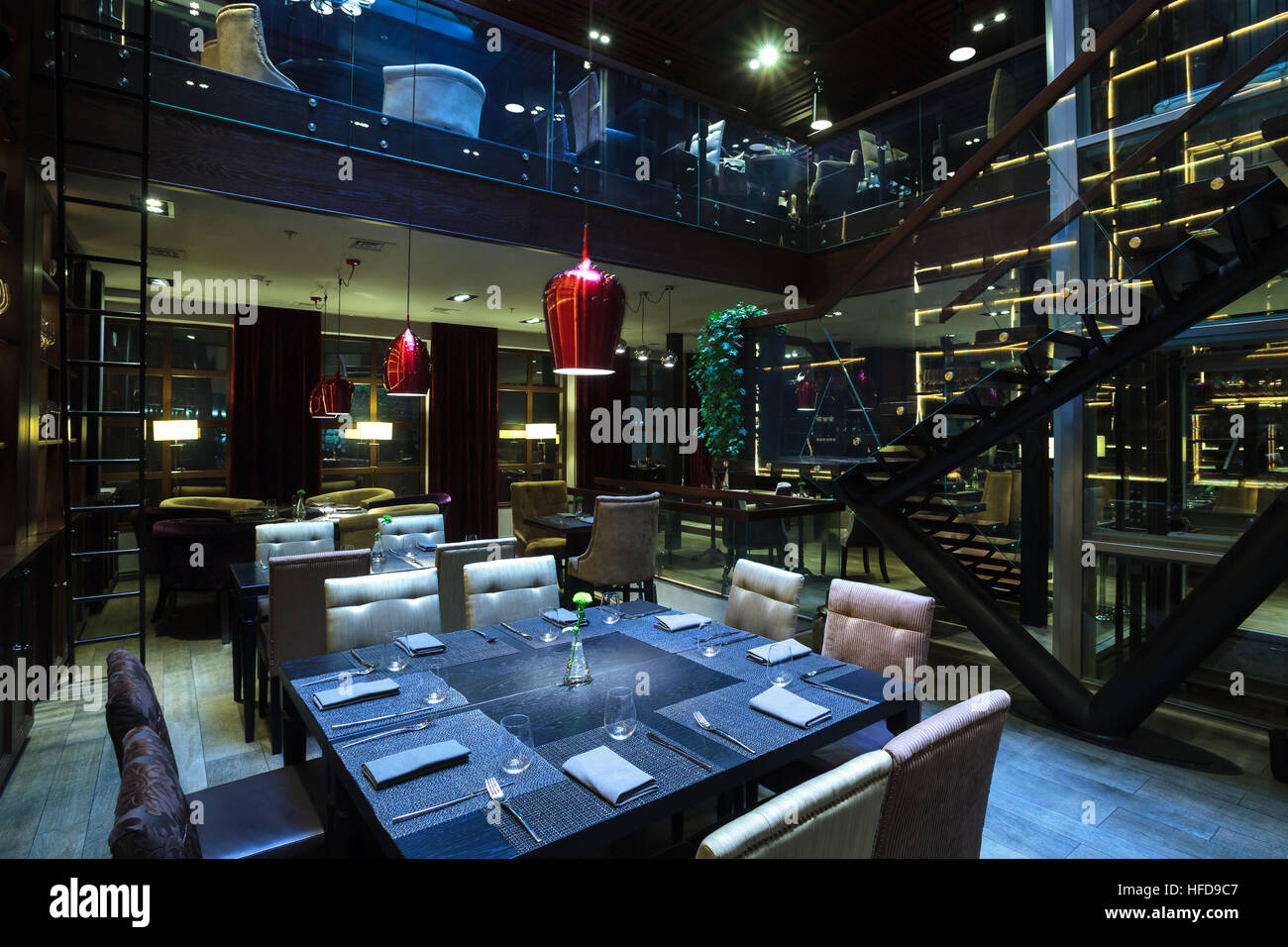 Saint-pétersbourg, Russie - le 28 novembre 2013. Les intérieurs du bar de la PMI. PMI '' bar trendy restaurant européen dans le centre historique de Saint-Pétersbourg. Banque D'Images