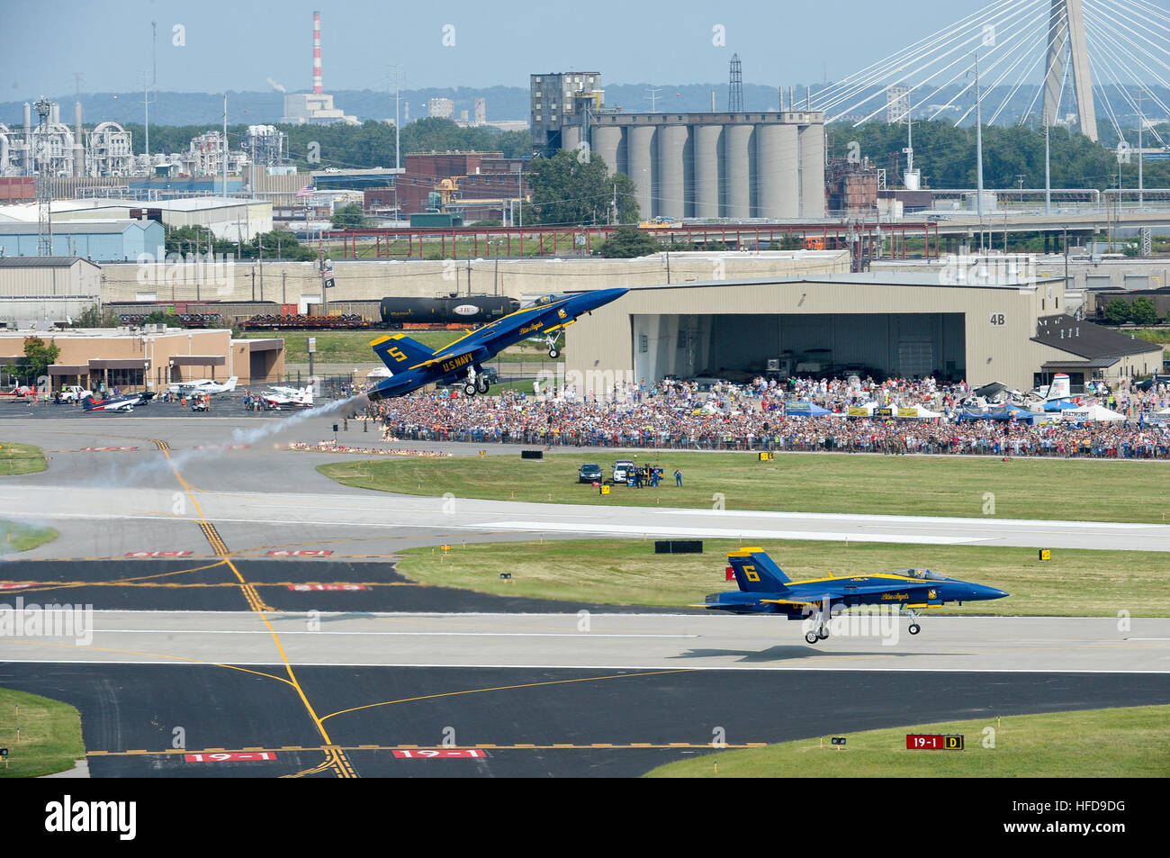 KANSAS CITY, Mo. (Août 22, 2015) U.S. Navy escadron de démonstration en vol, le premier solo, Blue Angels Le lieutenant pilote Corvette. Mark Tedrow, gauche, effectue un rouleau sale et le lieutenant pilote solo opposé Ryan Chamberlain effectue une transition faible/Split s au décollage pendant la Kansas City Aviation Expo et le spectacle aérien. Les Anges bleus sont prévus pour effectuer des démonstrations 68 à 35 endroits à travers les États-Unis en 2015. (U.S. Photo par marine Spécialiste de la communication de masse 2e classe Andrea Perez/libérés) 150822-N-WJ386-114 Inscrivez-vous à la conversation : http://www.navy.mil/viewGallery.asp http://www.facebook.com/USNavy http :// Banque D'Images