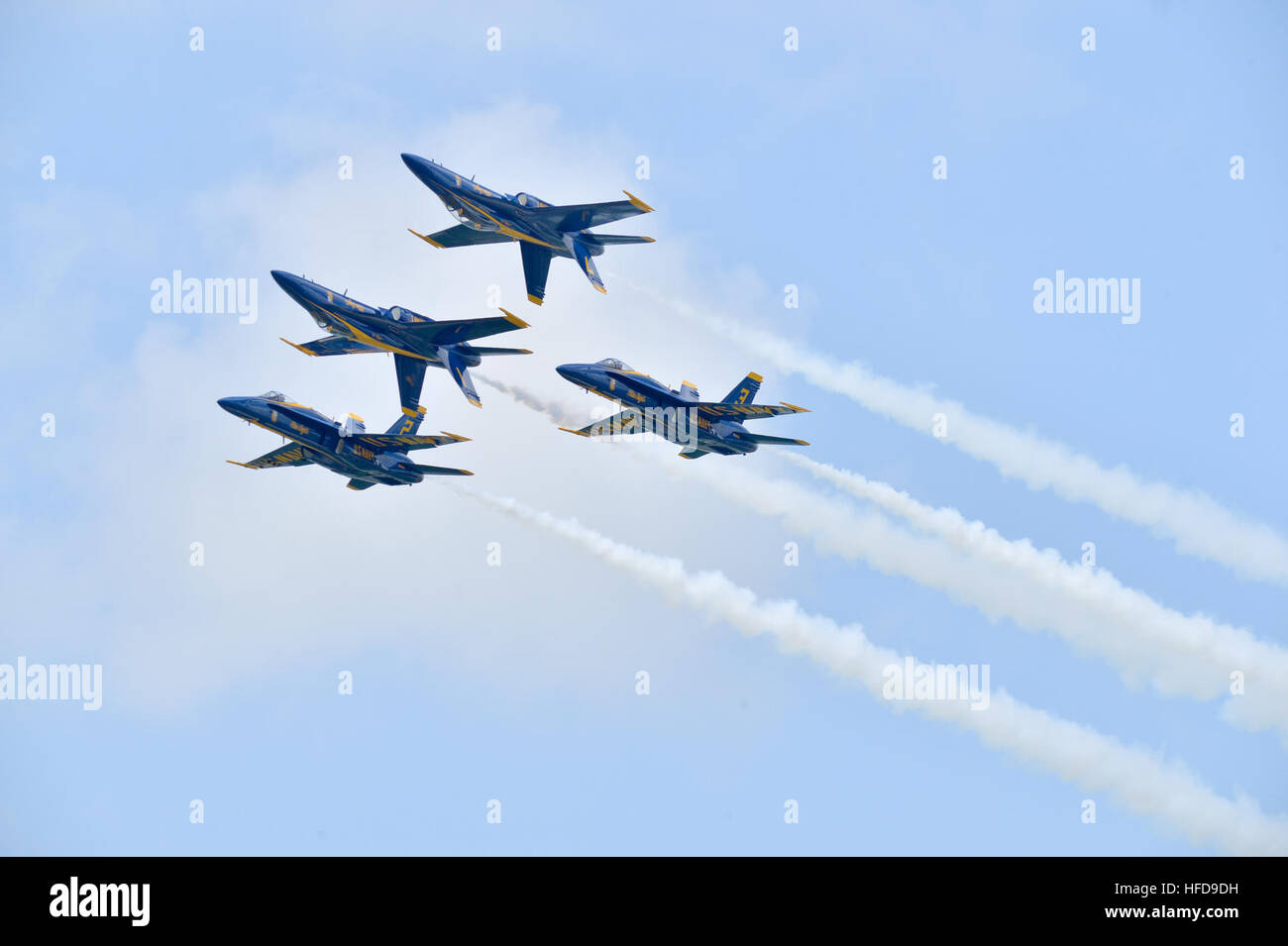 SIOUX FALLS, S.D. (22 juillet 2016) Escadron de démonstration en vol de l'US Navy, le Blue Angels Diamond pilotes accomplissent la Double manœuvre Farvel durant une pratique de l'aéronautique de Sioux Falls, l'alimentation sur la Prairie, le 22 juillet. Les Anges bleus sont prévus pour effectuer des démonstrations 58 dans 30 endroits à travers les États-Unis en 2016, qui est l'année du 70e anniversaire de l'équipe. (U.S. Photo par marine Spécialiste de la communication de masse 1re classe Andrea Perez/relâchée)160722-N-WJ386-124 Inscrivez-vous à la conversation : http://www.navy.mil/viewGallery.asp http://www.facebook.com/USNavy http://www.twitter.com/USNavy http://navylive. Banque D'Images