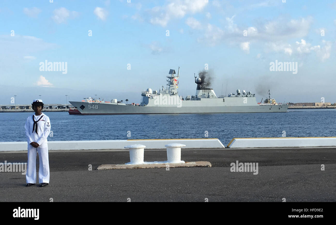 MAYPORT, Floride (nov. 3, 2015) Les Chinois Jiangkai frégate de classe II Yiyang (FFG) 548 tire dans la station navale de Mayport. USS Iwo Jima (DG 7) sera l'hôte de libération du peuple de la Chine Army-Navy [PLA(N)] pour une visite au port de routine, en Floride (États-Unis Mayport Photo de la marine par le Lieutenant Stephanie Turo/libérés) 151103-N-GP872-001 Inscrivez-vous à la conversation : http://www.navy.mil/viewGallery.asp http://www.facebook.com/USNavy http://www.twitter.com/USNavy http://navylive.dodlive.mil http://pinterest.com https://plus.google.com La frégate chinoise Yiyang tire dans la station navale de Mayport. (22133882164) Banque D'Images