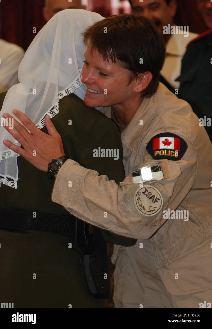 100805-N-1159B-052 La ville de Kandahar, Afghanistan (5 août 2010) - La police civile canadienne Le Cpl. Karen Holowaychuck hugs une Police nationale afghane qui a obtenu son diplôme le Self-Security Cours de sensibilisation au Camp Nathan Smith. Développé par la police norvégienne à Kaboul, le Ministère afghan de l'Intérieur a introduit le cours de sécurité à Kandahar, avec l'aide de la police civile canadienne. (U.S. Photo de la marine par le Premier maître de Brian Brannon / Relâché) Police afghane brave les menaces à cours d'études supérieures (4865634492) Banque D'Images