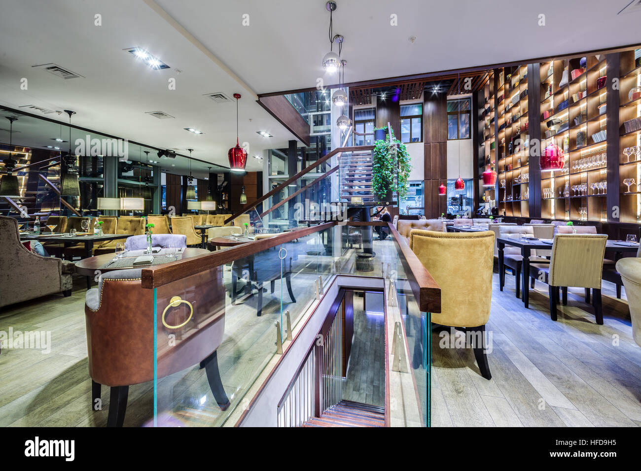 , - Le 28 novembre 2013. Les intérieurs du bar de la PMI. PMI '' bar trendy restaurant européen dans le centre historique de Saint-Pétersbourg. Banque D'Images