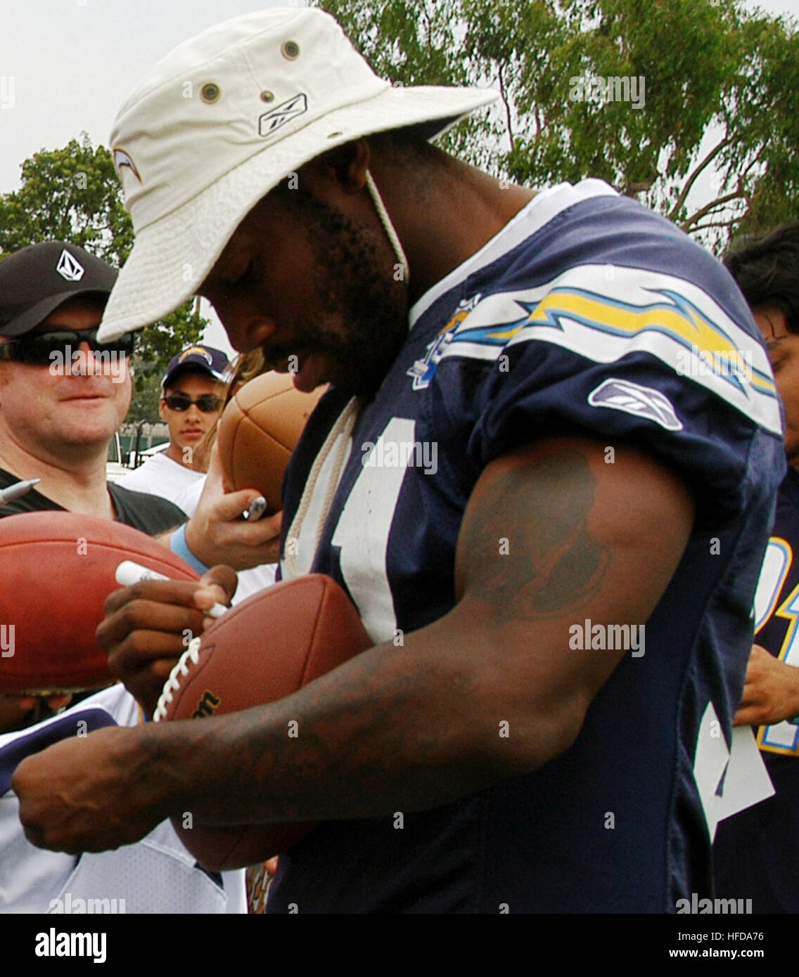 Le personnel militaire ou les événements sont enregistrés avec des autographes et des souvenirs lors des apparitions officielles et des engagements publics, soutenant le moral et les relations publiques. Banque D'Images