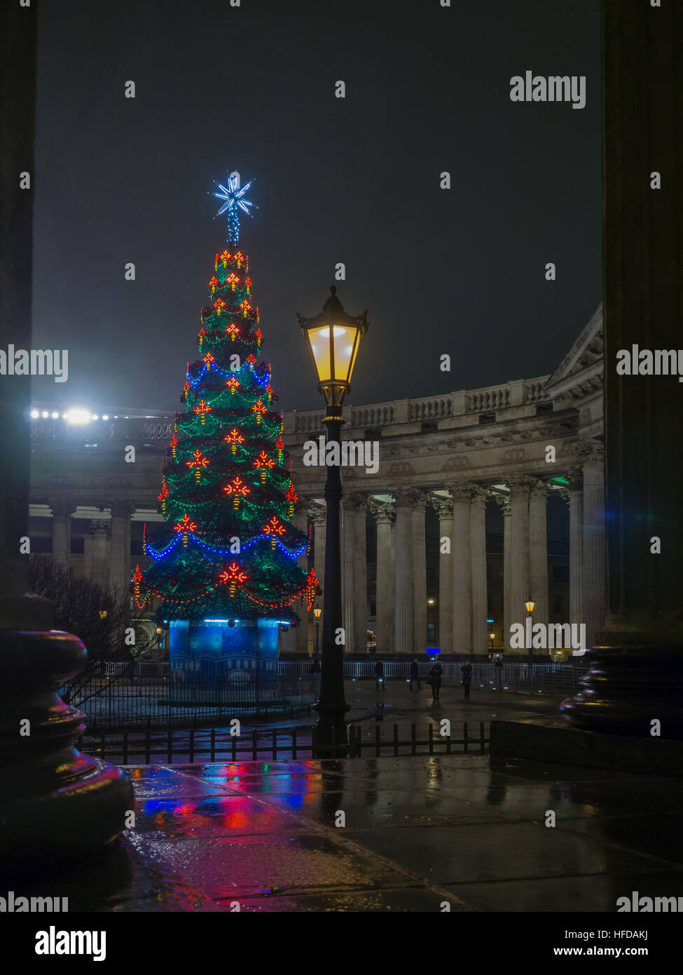 Saint Petersburg, Russie - le 22 décembre 2016 : l'arbre de Noël de la ville décorée avec une décoration colorée près de la Cathédrale de Kazan dans la nuit illuminatio Banque D'Images