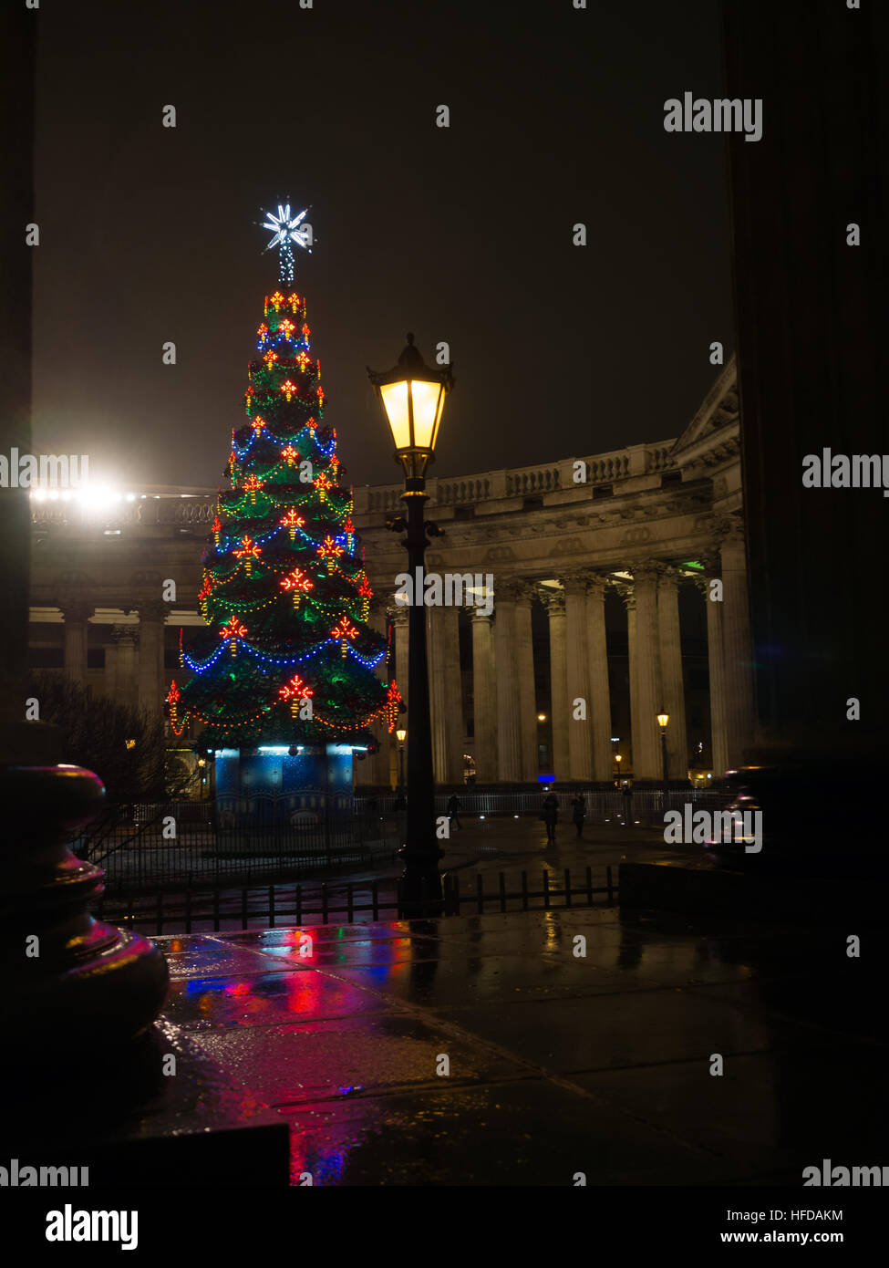 Saint Petersburg, Russie - le 22 décembre 2016 : l'arbre de Noël de la ville décorée avec une décoration colorée près de la Cathédrale de Kazan dans la nuit illuminatio Banque D'Images