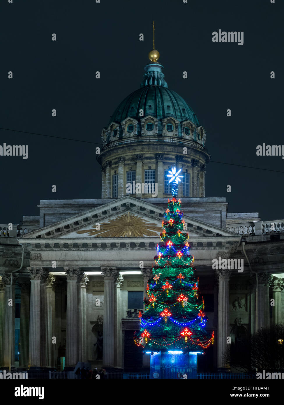 Saint Petersburg, Russie - le 22 décembre 2016 : l'arbre de Noël de la ville décorée avec une décoration colorée près de la Cathédrale de Kazan dans la nuit illuminatio Banque D'Images