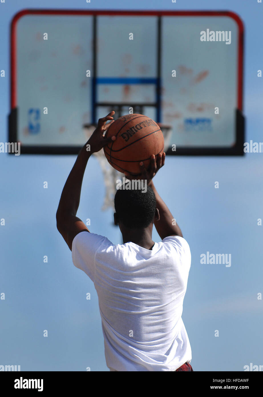 Three point basketball shoot out Banque de photographies et d'images à  haute résolution - Alamy