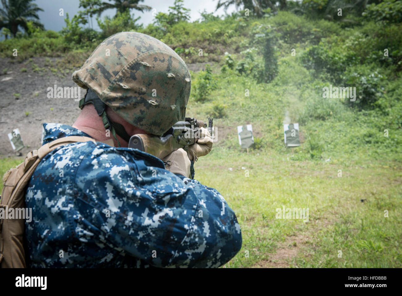 150314-N-JP249-084 ISSONGO, Cameroun (14 mars 2015 6e vice-commandant de la flotte américaine Adm arrière. Tom Reck de forêt un fusil d'assaut AK-47, 14 mars 2015, sur une gamme de tir militaire en Issongo, au Cameroun, au cours de la station du Partenariat pour l'Afrique. Partenariat de l'Afrique, une collaboration internationale, programme de renforcement des capacités est en cours avec un déploiement prévu par le Commandement du transport maritime militaire conjointe du bateau à grande vitesse l'USNS Lance (JHSV 1). (U.S. Photo par marine Spécialiste de la communication de masse 2e classe Kenan O'Connor/libérés) Partenariat Afrique Gare 150314-N-JP249-084 Banque D'Images