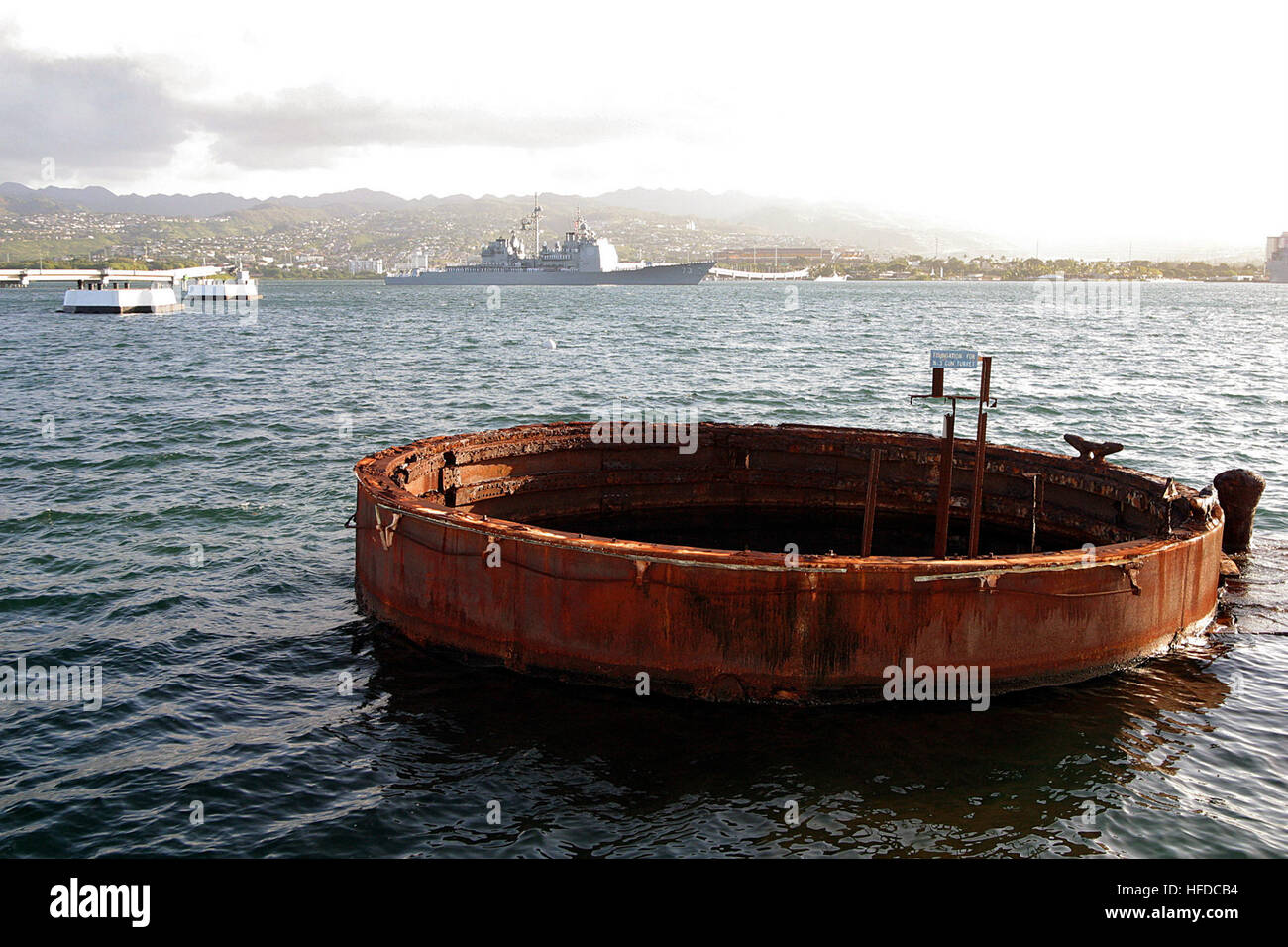 021207-N-3228G-007 Pearl Harbor, New York, (déc. 7, 2002) -- numéro 3 tourelle à canon à bord du USS Arizona Memorial dépasse de l'eaux de Pearl Harbor comme USS Port Royal (CG 73) s'apprête à passer en revue et de rendre honneur à l'épave du cuirassé. Une cérémonie solennelle, organisée par le commandant de la Marine, Hawaii, Hawaii RÉGION vedette du doyen et récipiendaire de la médaille d'honneur Daniel Inouye, conférencier d'honneur. 1941 17 survivants de l'attaque sur Pearl Harbor et les membres de leur famille ont rejoint près de 200 personnes pour la cérémonie qui comprenait une gerbe par toutes les branches de l'armée américaine. Le G Banque D'Images