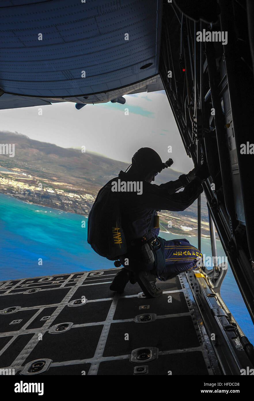 L'équipage de la Marine américaine Equipmentman Survivial 1re classe Vic Maldonado, avec le saut des grenouilles, s'en tient à la rampe d'un C-130 Hercules avant de sauter en parachute pendant les ailes au-dessus du Pacifique Air Show at Joint Base Harbor-Hickam Pearl, Washington, 28 septembre 2014. Le saut des grenouilles sont basés à San Diego et effectuer des démonstrations de parachutisme aérienne à l'appui d'opérations spéciales de la Marine et de recrutement pour la Marine. (U.S. Photo par marine Spécialiste de la communication de masse 2e classe Tiarra Fulgham/libérés) de l'équipage de la Marine américaine Equipmentman Survivial 1re classe Vic Maldonado, avec le saut des grenouilles, s'en tient sur la rampe de bof Banque D'Images
