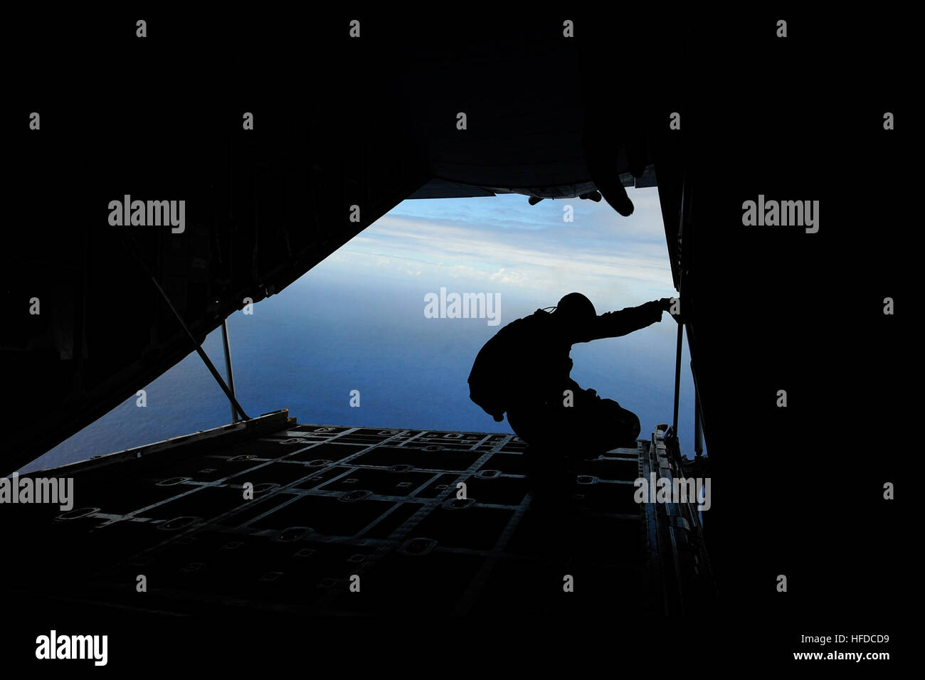 L'équipage de la Marine américaine Equipmentman Survivial 1re classe Première classe Vic Vic Maldonado Maldonado, avec le saut des grenouilles, se tient sur la rampe d'un C-130 Hercules avant de sauter en parachute au cours des ailes sur le Pacific Air Show at Joint Base Harbor-Hickam Pearl, Washington, 28 septembre 2014. Le saut des grenouilles sont basés à San Diego et effectuer des démonstrations de parachutisme aérienne à l'appui d'opérations spéciales de la Marine et de recrutement pour la Marine. (U.S. Photo par marine Spécialiste de la communication de masse 2e classe Tiarra Fulgham/libérés) de l'équipage de la Marine américaine Equipmentman Survivial 1re classe 1re classe Vic Vic Maldonado Maldonado Banque D'Images