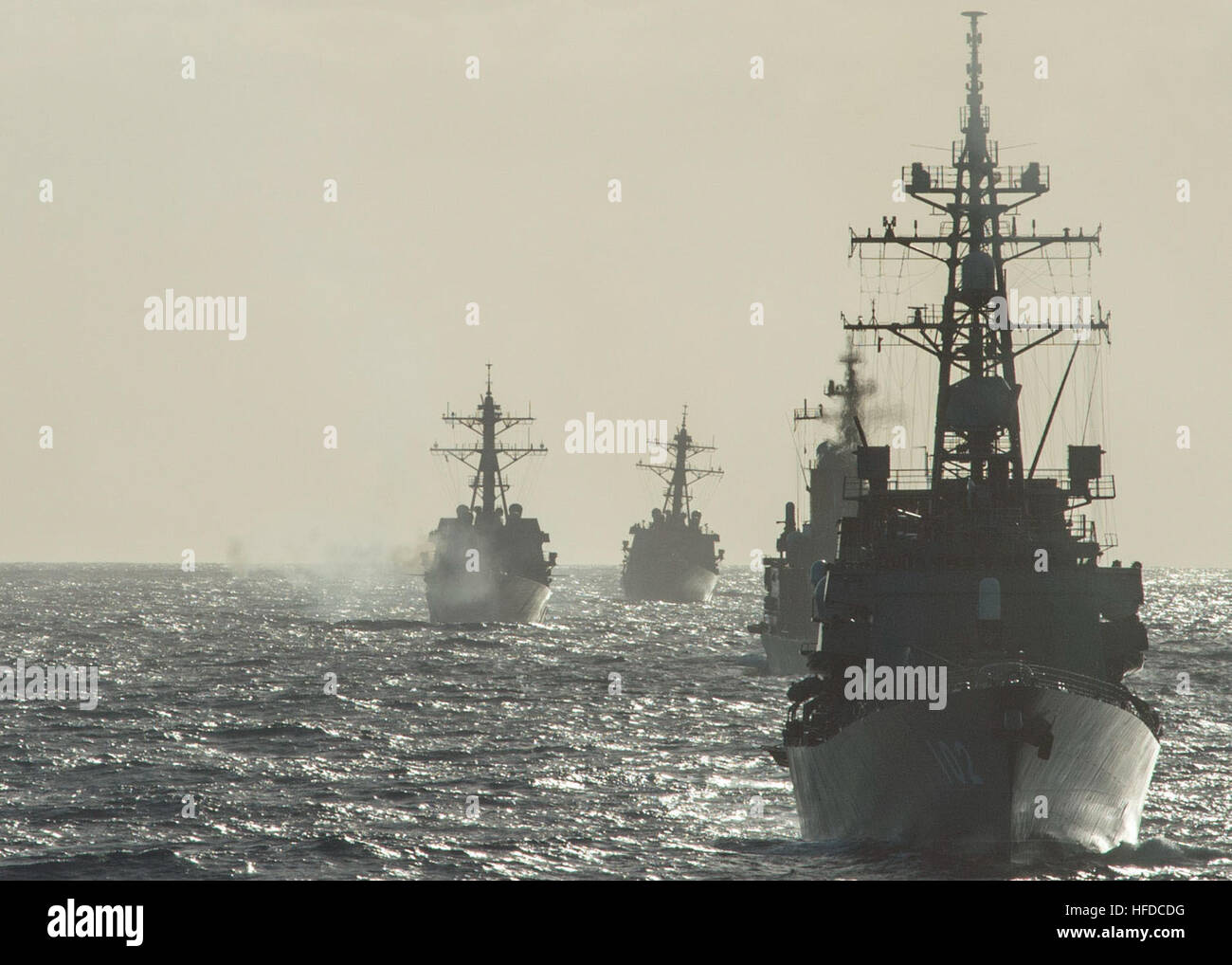 160309-N-GW139-213 OCÉAN PACIFIQUE (9 mars 2016) La Marine américaine et le Japon d'autodéfense maritime des navires sont en cours en formation lors des exercices de tir de canon près de Guam au cours de voile Multi 2016. Voile Multi est un exercice d'entraînement bilatéral visant à l'interopérabilité entre les forces américaines et japonaises. Cet exercice renforce l'interopérabilité et les avantages de la formation commune, réaliste, d'accroître notre capacité de travailler ensemble pour faire face à toute éventualité. (U.S. Photo par marine Spécialiste de la communication de masse Eric 3e classe/coffret publié)160309-N-GW139-213 Inscrivez-vous à la conversation : http://www.navy.mil/vie Banque D'Images