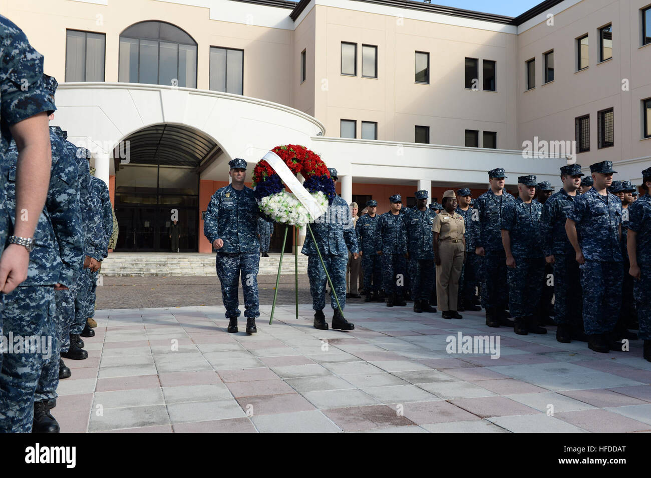 Les officiers mineurs sélectionnés pour être promus chef participent à une cérémonie commémorative en 9/11 à l'activité de soutien naval de Naples, commémorant le 13e anniversaire des attentats du 11 septembre 2001. Banque D'Images