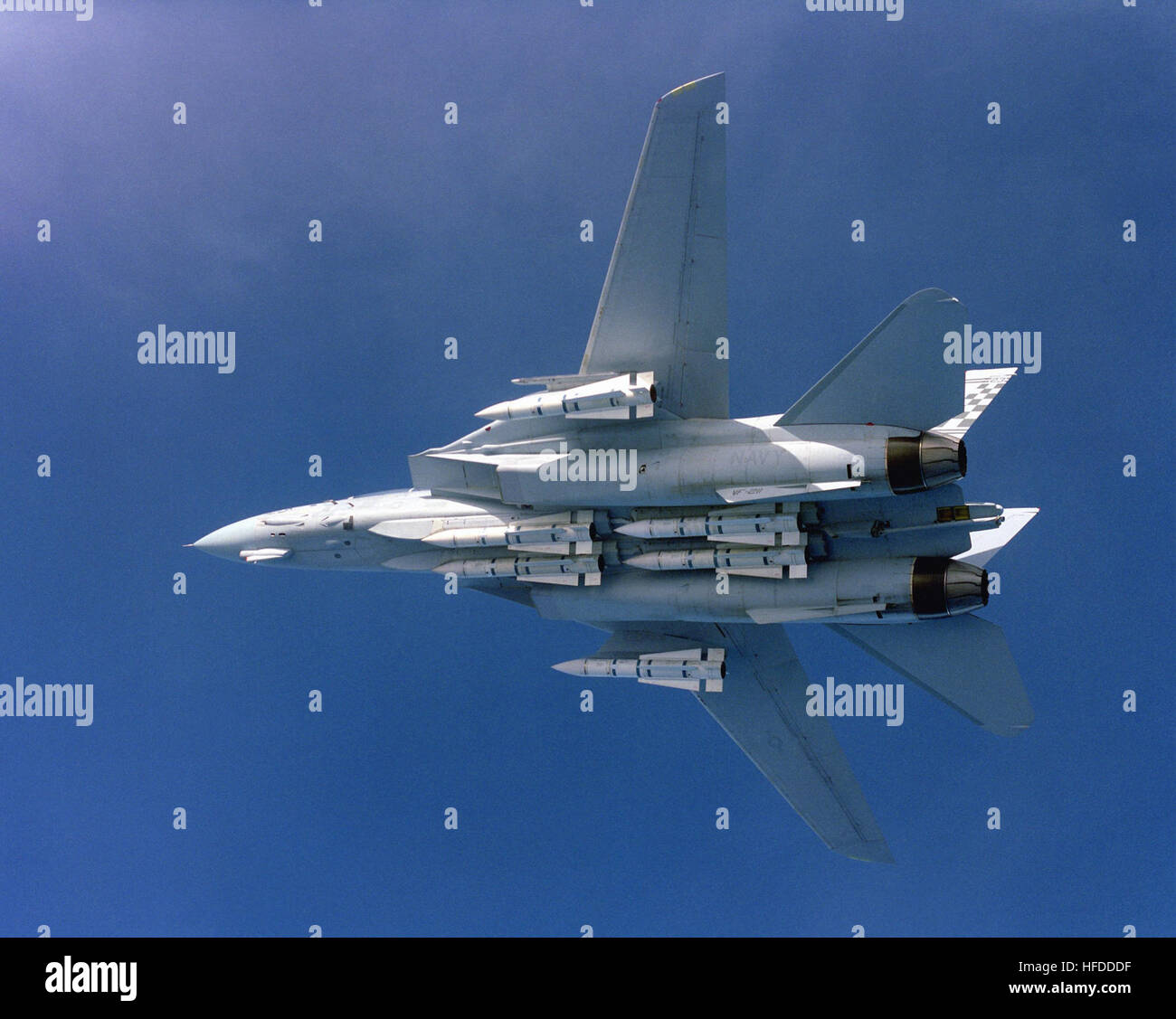 Un Avion Dessous Vue D Un Escadron De Chasse 211 Vf 211 F 14a Tomcat Avions Avec Les Six De Ses Missiles Aim 54 Phoenix Visible Aim 54 Phoenix Pleine Charge Photo Stock Alamy