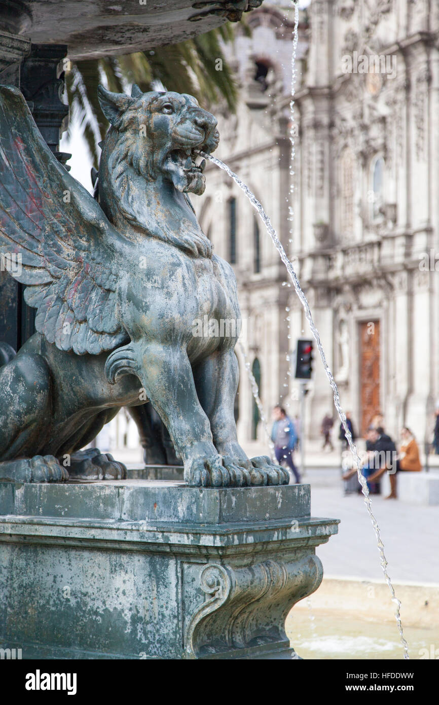 Porto, Portugal : Fontaine aux Lions sur Gomes Teixeira Square et Igreja do Carmo en arrière-plan. Banque D'Images