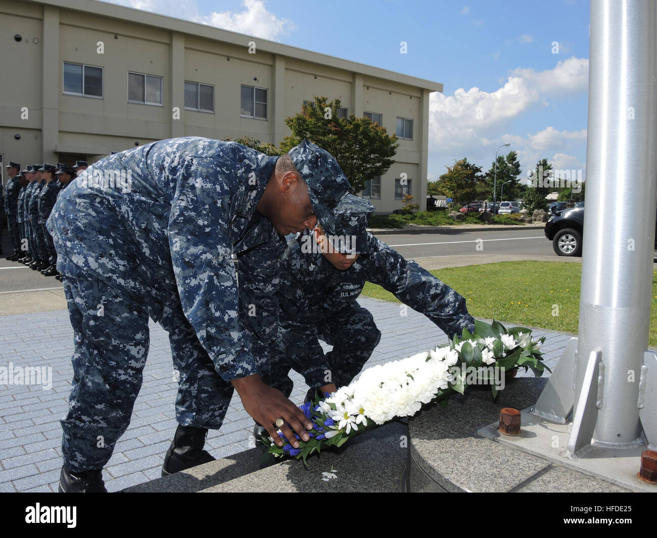 Des marins déposent une couronne lors d'une cérémonie de commémoration en 9/11 à la base aérienne de Misawa, honorant les victimes des attentats du 11 septembre et participant à une commémoration officielle. Banque D'Images
