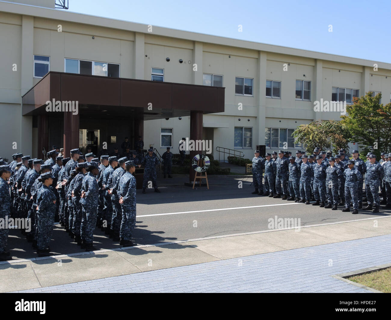 Les marins de la base aérienne de Misawa, au Japon, se tiennent en formation lors d'une cérémonie commémorative en 9/11 commémorant les attentats terroristes du 11 septembre 2001, honorant les victimes et promouvant l'unité. Banque D'Images