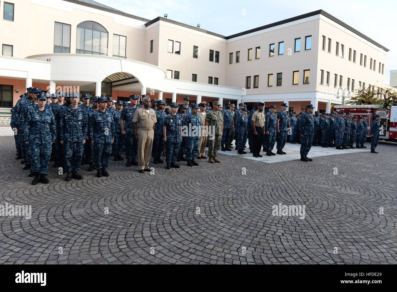 Les marins se tiennent en formation à l'activité de soutien naval de Naples lors d'une cérémonie commémorative de 9/11, honorant ceux qui ont perdu la vie dans les attaques terroristes du 13e anniversaire. Banque D'Images