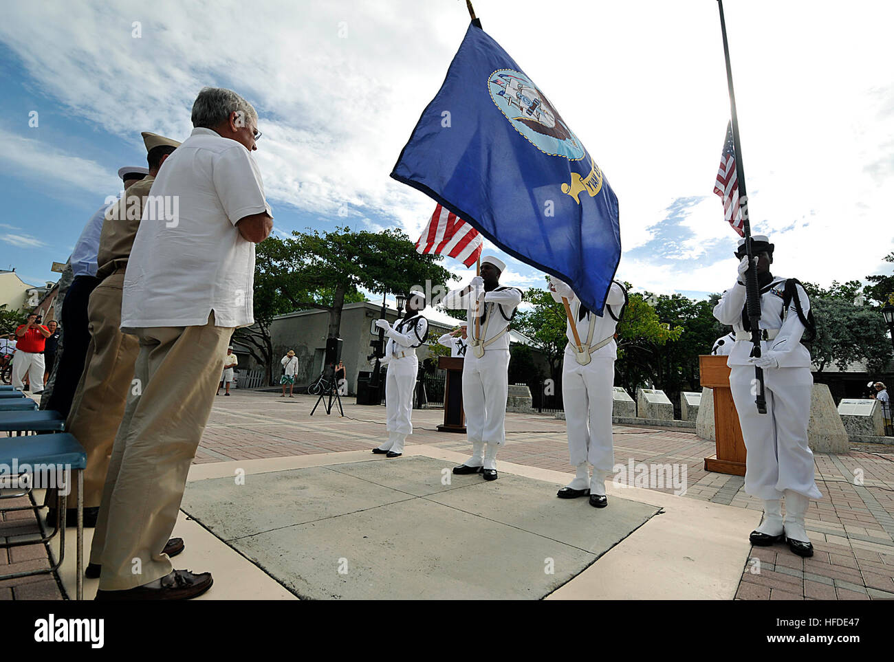 Les marins de la base aérienne navale de Key West honorent les couleurs lors d'une cérémonie de commémoration en 9/11 au mémorial militaire historique de Key West-Florida Keys, commémorant les victimes des attaques du 11 septembre. Banque D'Images