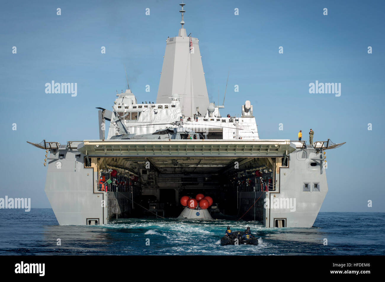 Le quai de transport amphibie USS San Diego (LPD 22) procède à un test de reprise en cours de la NASA pour l'équipage d'Orion module. (U.S. Photo par marine Spécialiste de la communication de masse 1re classe Gary Keen/libérés) en cours du test de récupération 140220-N-OM642-291 Banque D'Images