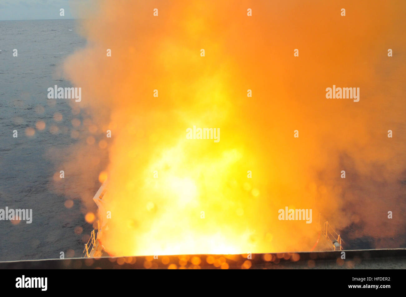 La classe Ticonderoga croiseur lance-missiles USS Anzio (CG 68) incendies un SM-2/RIM-66 air anti-missile sur un drone au cours d'un exercice de tir réel pour UNITAS 2012 Atlantique. UNITAS 2012 Atlantique est un exercice naval annuel organisé par Quatrième flotte et se compose de forces navales de 13 pays partenaires. (U.S. Photo de marine de 3e classe, spécialiste des communications de masse de Frank J. Pikul) Atlantique UNITAS 2012 120921-N-ZE938-088 Banque D'Images