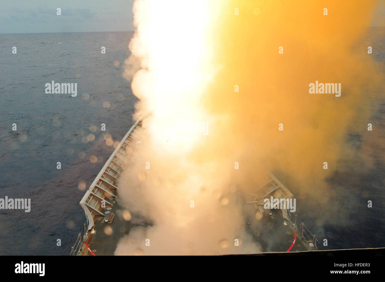 La classe Ticonderoga croiseur lance-missiles USS Anzio (CG 68) incendies un SM-2/RIM-66 air anti-missile sur un drone au cours d'un exercice de tir réel pour UNITAS 2012 Atlantique. UNITAS 2012 Atlantique est un exercice naval annuel organisé par Quatrième flotte et se compose de forces navales de 13 pays partenaires. (U.S. Photo de marine de 3e classe, spécialiste des communications de masse de Frank J. Pikul) Atlantique UNITAS 2012 120921-N-ZE938-090 Banque D'Images