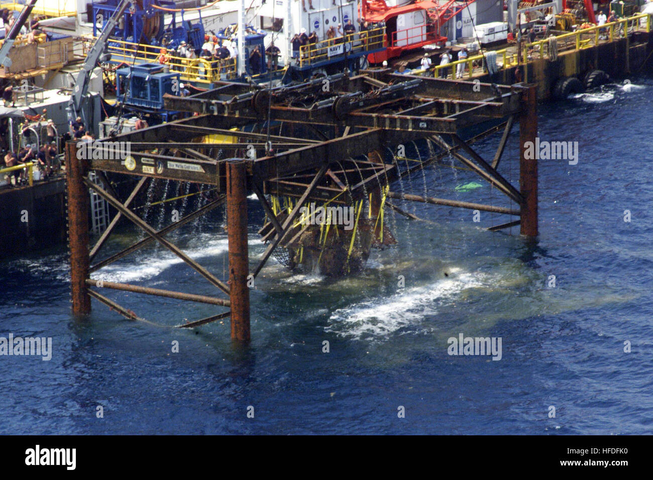 010716-N-1348G-009 de l'Océan Atlantique (16 juillet 2001) -- les plongeurs de la Marine, en collaboration avec les archéologues de la National Oceanic and Atmospheric Administration (NOAA) sur le derrick barge "Wotan", récupéré le moteur à vapeur appartenant à l'USS Monitor historiques provenant des eaux du Moniteur National Marine Sanctuary, à 16 miles au large du cap Hatteras, N.C. La reprise marque un jalon important pour le moniteur 2001 Expeditions et NOAA's plan à long terme pour se rétablir et préserver l'époque de la guerre civile de la sacro-navire. Le moteur sera remorqué à Newport News et préparé pour l'affichage à la mer Mus Banque D'Images