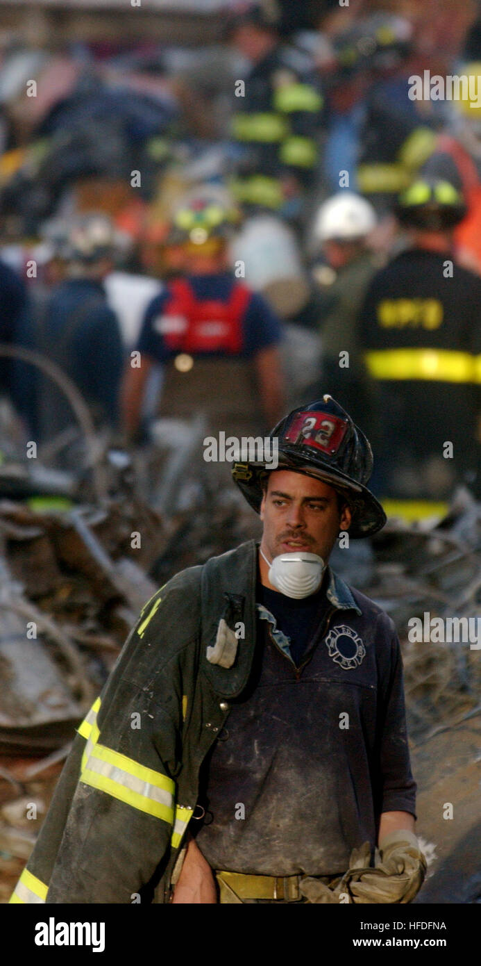 010913-N-1350W-004 New York, N.Y. (sept. 13, 2001) -- Un pompier New York City las la destruction des enquêtes qu'il quitte la région. La plupart du personnel d'urgence a travaillé sans relâche pendant plus de 24 heures suivant immédiatement le 11 septembre 2001, attentat terroriste qui a fait tomber le World Trade Center. U.S. Navy photo by PhotographerÕs Mate 2e classe Jim Watson. (Libéré) US Navy 010913-N-1350W-004 enquêtes pompier la destruction Banque D'Images 010913-N-1350W-004 New York, N.Y. (sept. 13, 2001) -- Un pompier New York City las la destruction des enquêtes qu'il quitte la région. La plupart du personnel d'urgence a travaillé sans relâche pendant plus de 24 heures suivant immédiatement le 11 septembre 2001, attentat terroriste qui a fait tomber le World Trade Center. U.S. Navy photo by PhotographerÕs Mate 2e classe Jim Watson. (Libéré) US Navy 010913-N-1350W-004 enquêtes pompier la destruction Banque D'Images