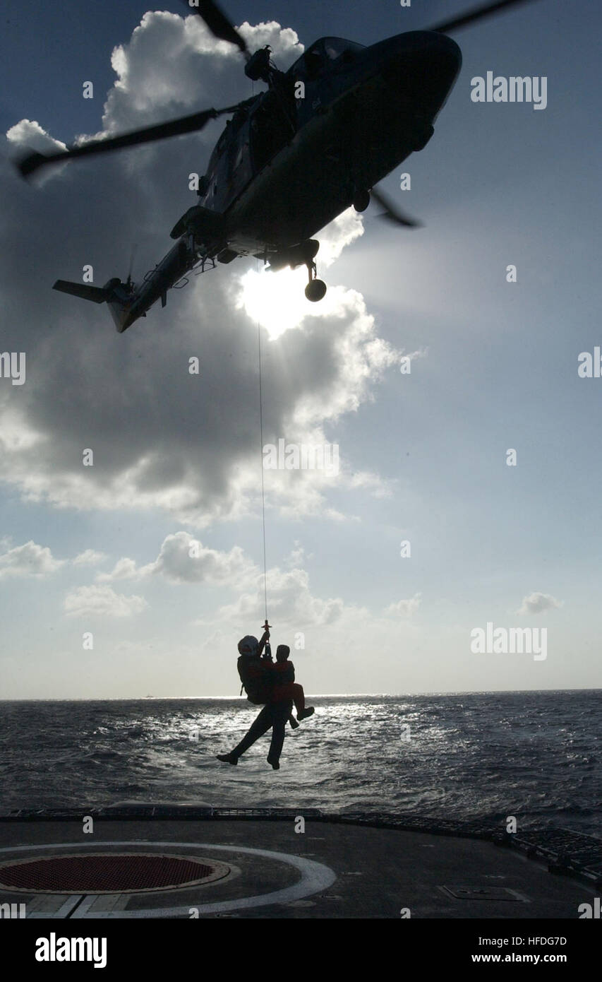 020304-N-0872M-506 mer des Caraïbes (04 mars 2002)-- un hélicoptère Lynx de la Marine royale des Pays-Bas, les monte une aircrewman américain et marin à l'envol du navire de la marine colombienne ARC Almirante Padilla (51 cm) pour le transfert retour à l'USS Yorktown (CG 48) après une journée de visite. ARC Almirante Padilla (51 cm) est l'une des nombreuses unités navales de l'Amérique du Sud qui participent à l'exercice UNITAS 43e assemblée annuelle. UNITAS est le plus grand exercice naval multi-nationale menée avec les forces navales des États-Unis, de la mer des Caraïbes, l'Amérique du Sud et centrale. Les exercices multinationaux l'accent sur l'établissement de coalitio Banque D'Images