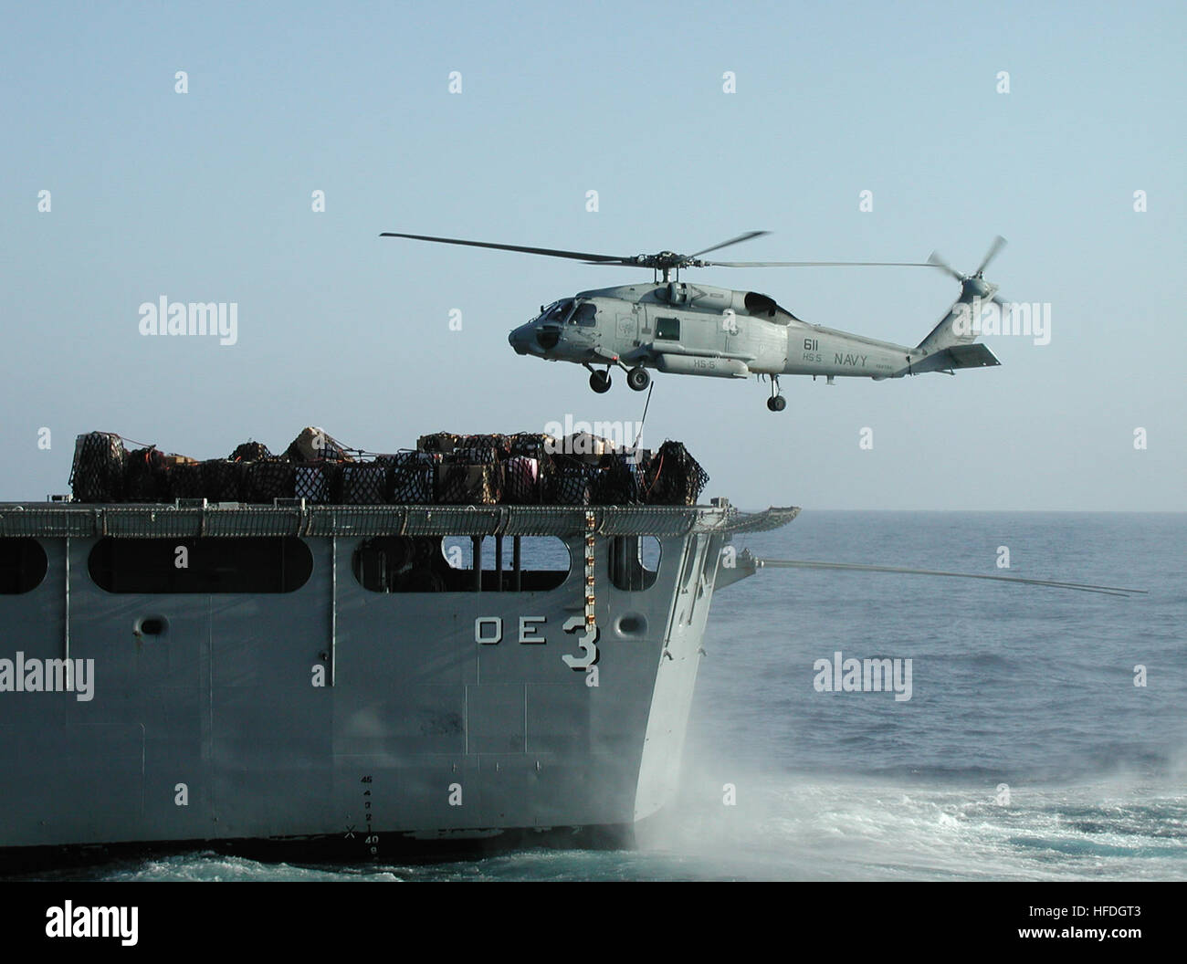 Un H-60 Seahawk du HS-5 effectue un réapprovisionnement vertical, transportant du fret de l'USS Seattle (AOE 3) à l'USS John F. Kennedy (CV 67) lors de missions de combat soutenant l'opération Enduring Freedom. Banque D'Images