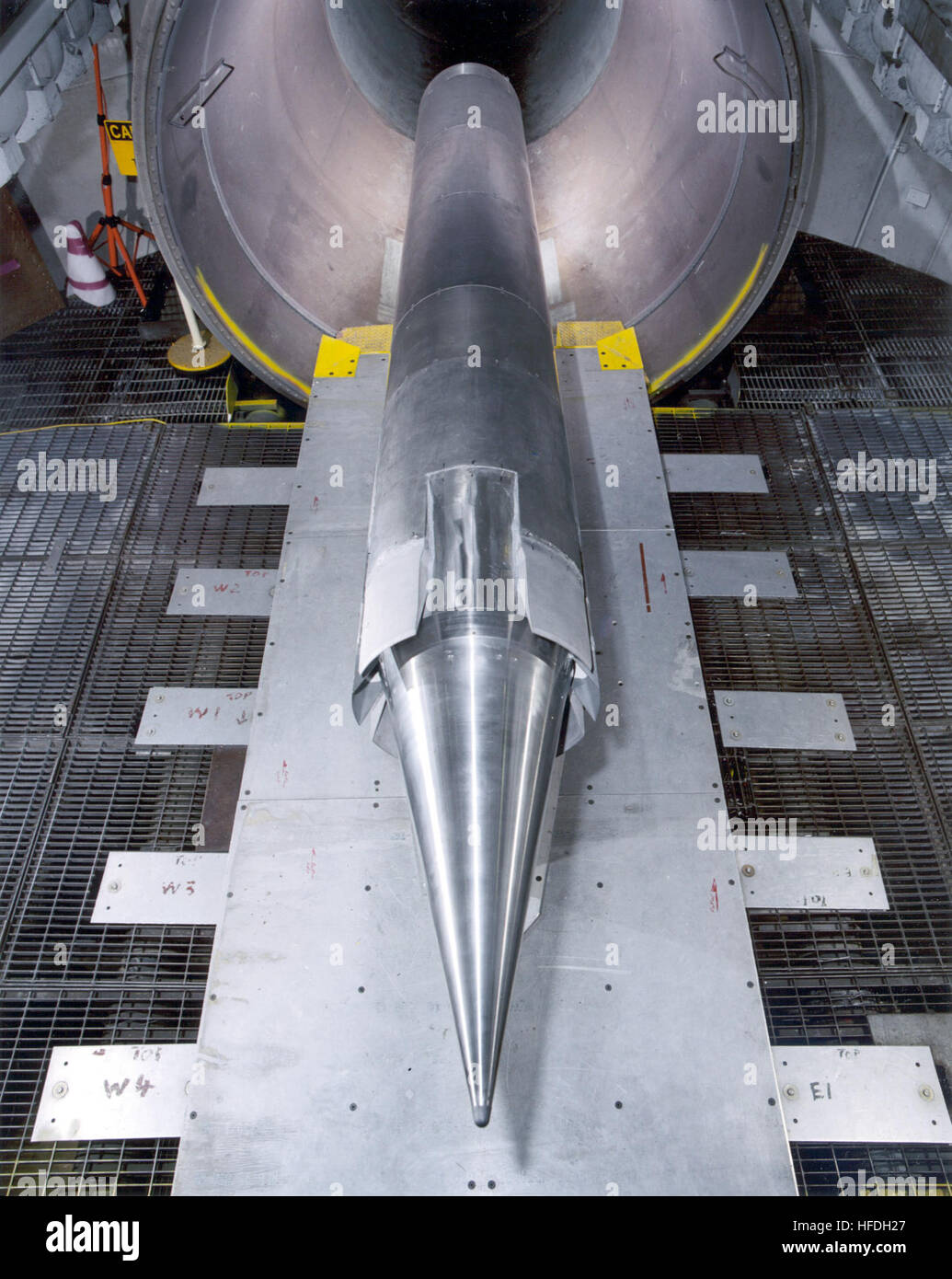 020530-O-0000X-001 NASA Langley Research Center, VA (30 mai 2002) -- un missile de croisière hypersonique moteur utilisé dans le tout premier test de la masse d'une pleine échelle, missile de croisière hypersonique entièrement intégrée à l'aide d'hydrocarbures liquides classiques de carburant. Une équipe dirigée par l'Université Johns Hopkins University Applied Physics Laboratory (APL) de Laurel, MD, en collaboration avec le nouveau Programme de démonstration en vol hypersonique, menée conjointement avec la Defense Advanced Research Projects Agency (DARPA), et le Bureau de la recherche navale (ONR), sont des expériences pour produire un futur haut-débit str Banque D'Images