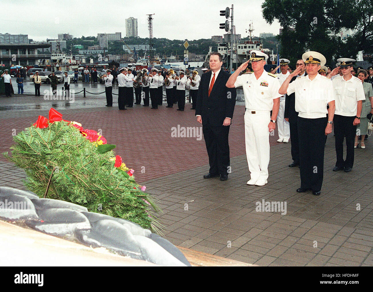 020809-N-5686B-004 Vladivostok, Fédération de Russie (16 août 2000 9, 2002) -- Le Vice-amiral Robert F. Willard, commandant de la septième flotte américaine (au centre), Vice-amiral et commandant Federov, Fédération de Russie (à droite de la Flotte du Pacifique), militaires durant la lecture de leur countriesÕ les hymnes nationaux lors d'une cérémonie tenue à la Fédération de Russie de la Flotte du Pacifique Bataille Memorial. U.S. Navy photo by Photographer's Mate 2e classe Crystal M. Brooks. (Libéré) US Navy 020809-N-5686B-004 Vice-amiral Willard  % % % % % % % %5e Vice-amiral Federov payer leurs respecs lors d'une cérémonie de dépôt de gerbes Banque D'Images