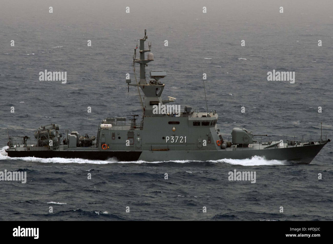 130521-N-GZ984-197 U.S. 5ÈME ZONE DE RESPONSABILITÉ DE LA FLOTTE (21 mai 2013) La marine koweïtienne Um Al Maradim-classe de navire d'attaque de missiles Al Kuwait (P3721) participe à un exercice avec la Force opérationnelle combinée 523 au cours de l'exercice international de la lutte contre les mines (IMCMEX) 2013. IMCMEX 13 est le plus grand exercice du genre dans la région et d'exercer un large éventail d'opérations défensives destinées à protéger le commerce international et le commerce ; la lutte contre les mines, les opérations de sécurité maritime (ASM), et la protection des infrastructures maritimes (MIP). (U.S. Photo par marine Spécialiste de la communication de masse Banque D'Images