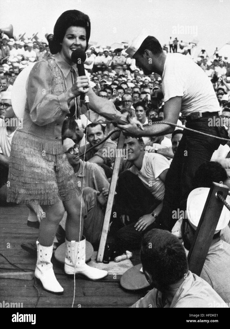 Anita Bryant d'un marin au cours de Bob Hope voir USS Ticonderoga (CVA-14) en décembre 1965 Banque D'Images