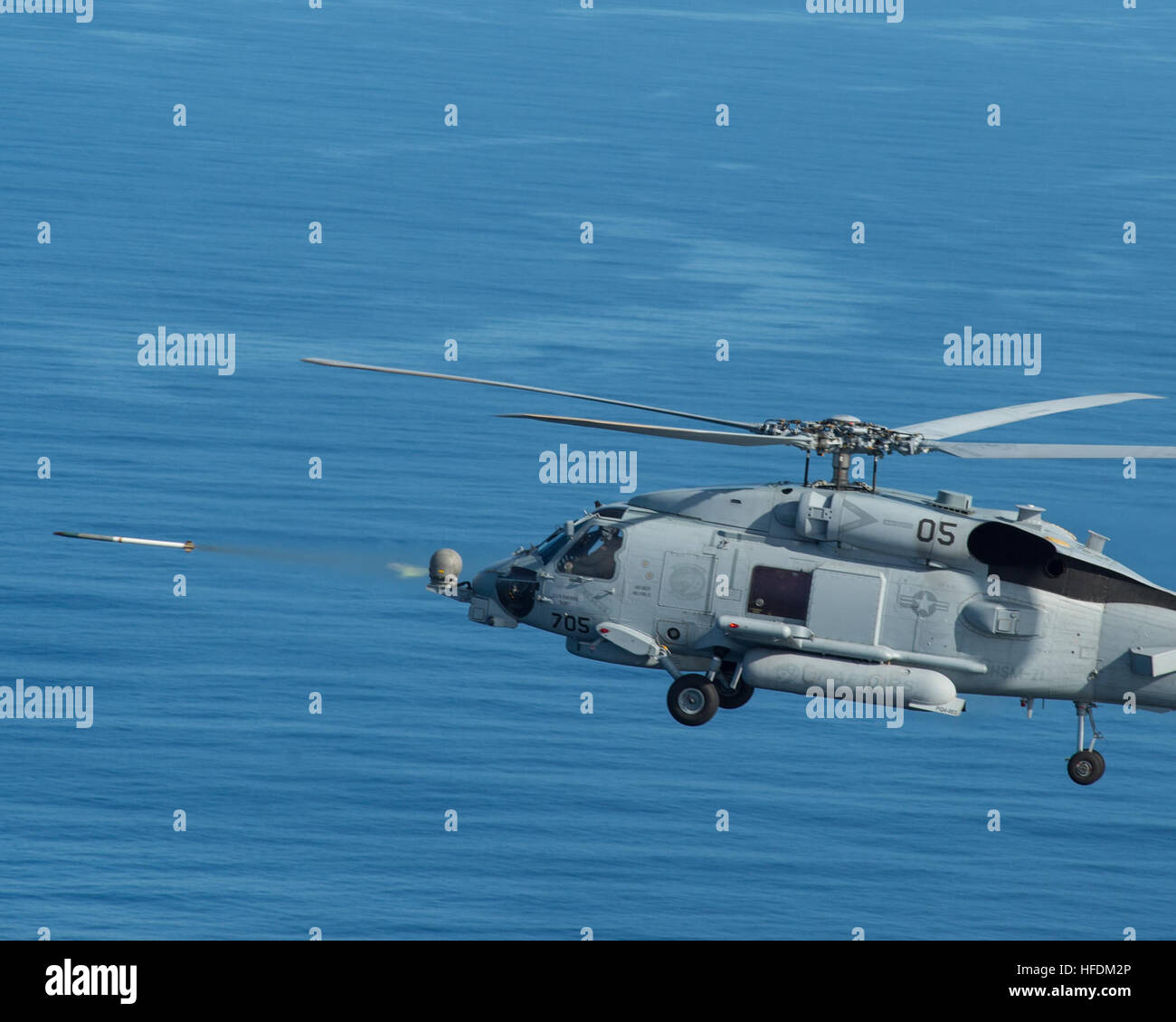 Océan Pacifique (oct. 13, 2015) Un Sea Hawk MH-60R attaché à l'hélicoptère Hélicoptère de rapaces grève Maritime Squadron (HSM) Incendies de 71 roquettes inertes pendant un exercice sur l'océan Pacifique. Le HSM-71 est la formation d'un futur déploiement en tant que partie de la John C. Stennis dans le groupe. (U.S. Photo par marine Spécialiste de la communication de masse Eric 3e classe/batardeaux) Parution 151013-N-GW139-950 Inscrivez-vous à la conversation : http://www.navy.mil/viewGallery.asp http://www.facebook.com/USNavy http://www.twitter.com/USNavy http://navylive.dodlive.mil http://pinterest.com https://plus.google.com un MH-6 Banque D'Images