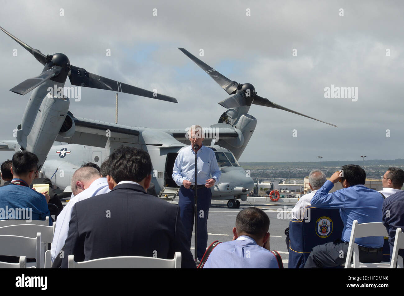 Le secrétaire à la défense Chuck Hagel tient une conférence de presse à bord du navire de transport amphibie USS dock Anchorage (LPD 23) Avril 2, 2014, at Joint Base Harbor-Hickam Pearl, Washington. Hagel a visité le navire tout en fréquentant l'Association des nations de l'Asie du Sud-Est, qui comprenait le Forum Défense affiche des capacités militaires des États-Unis visant à appuyer les opérations de secours en cas de catastrophe humanitaire. (U.S. Photo par marine Spécialiste de la communication de masse 1re classe Jay M. Chu/libéré) Réunion de l'ANASE 140402-N-DX698-120 Banque D'Images