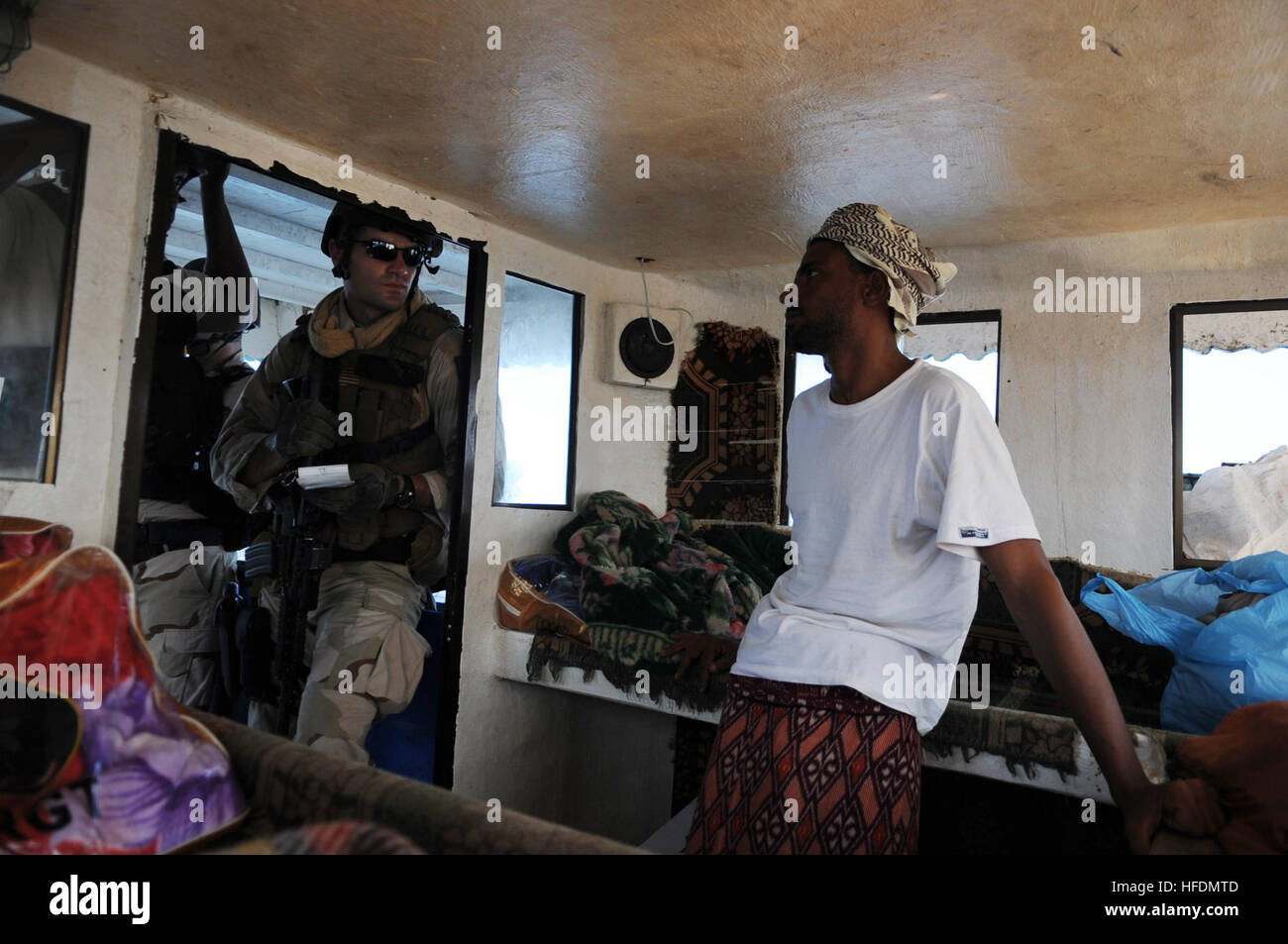 U.S. Coast Guard Le lieutenant J.G. Hitzel Jerod, affecté à la Garde côtière des États-Unis pour la sécurité maritime et de la sécurité, des interviews de l'équipe 91104 Le capitaine d'un navire de pêche opérant dans le golfe d'Aden, le 27 octobre 2009. Hitzel et membres de l'USS croiseur lance-missiles Anzio ?s (CG 68) visite, conseil, l'équipe de recherche et de saisie sont à bord du navire après avoir été invité à bord par le capitaine du navire. Anzio est le navire amiral de la Force opérationnelle combinée 151, un groupe de travail multinational établi pour mener des opérations de lutte contre la piraterie au large des côtes de la Somalie. (Photo du département de la communication de masse en 1ère classe Spécialiste Matthieu Bash, U. Banque D'Images