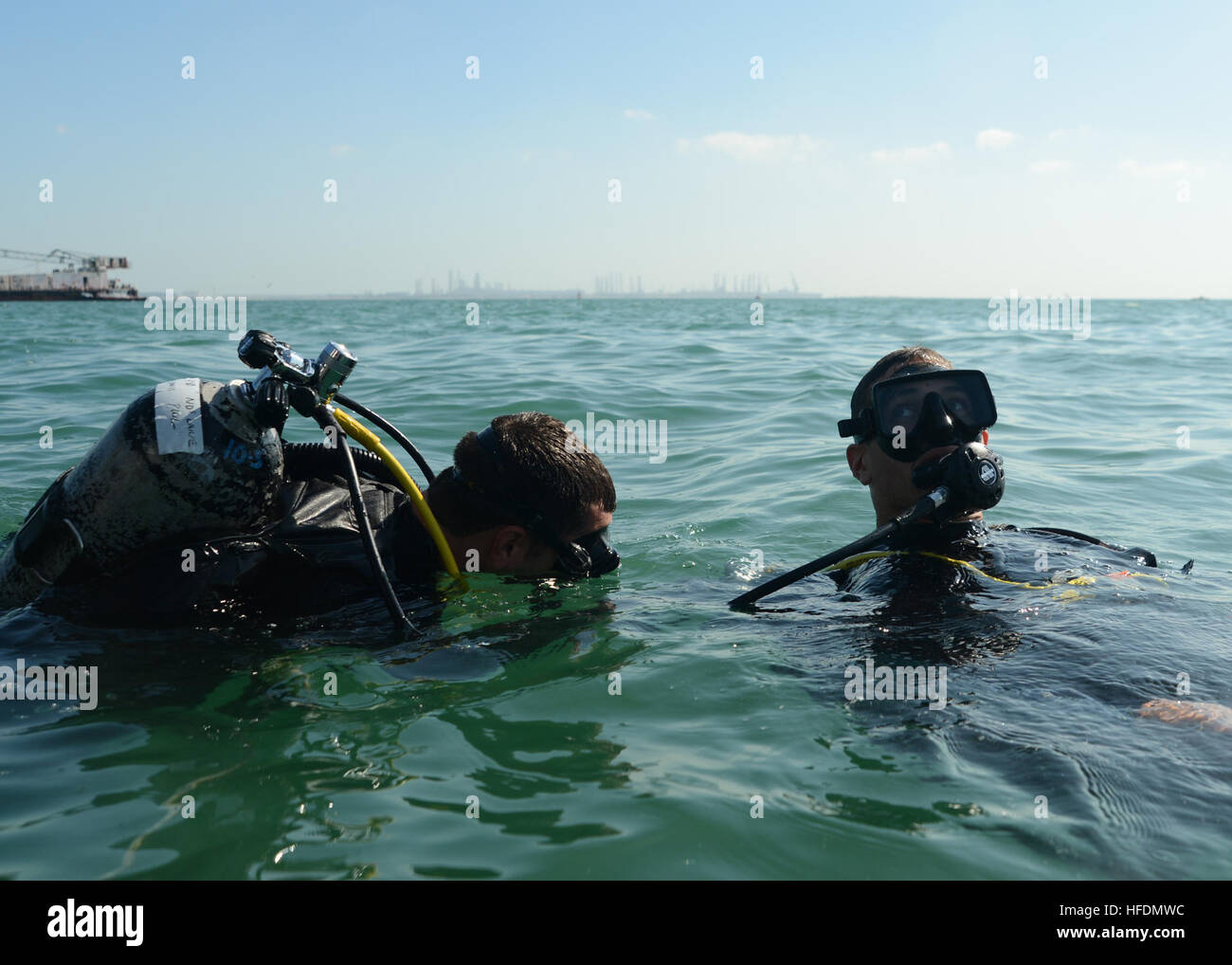 130205-N-RE144-087 MINA SALMAN PIER, Bahreïn (fév. 05, 2013) Marine Diver 2e classe Steven Starner, gauche, attribué à l'unité mobile de récupération et de plongée (MDSU) 2, 2-2, l'entreprise et la communication de masse 2e classe Spécialiste Michael Scichilone, affectés à la Caméra de combat expéditionnaire, se préparer à quitter la surface pour mener une lutte contre le terrorisme, la protection de la force régulière plongée. 2 MDSU et Caméra de combat expéditionnaire sont affectés à commandant, Task Group 56.1, la promotion de la lutte contre les mines, des explosifs et munitions, plongée de récupération et la protection de la force dans la 5e Flotte des États-Unis zone de responsabilité. (U.S. Navy Banque D'Images