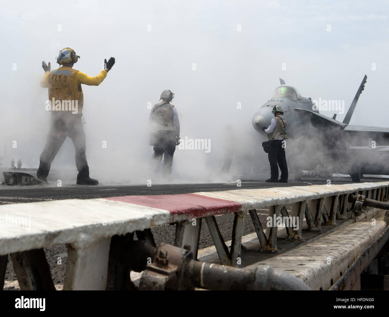Golfe d'ADEN (20 mars 2013) Airman Jacob T. Townsend guide une F/A-18C Hornet affectés à l'escadron de combat interarmées des Wildcats (VFA) 131 sur une catapulte à bord du porte-avions USS Dwight D. Eisenhower (CVN 69). Dwight D. Eisenhower est déployé sur le 5e Flotte des États-Unis zone de responsabilité la promotion d'opérations de sécurité maritime, les efforts de coopération en matière de sécurité dans le théâtre et missions d'appui dans le cadre de l'opération Enduring Freedom. (U.S. Photo par marine Spécialiste de la communication de masse Seaman Andrew Schneider/libérés) 130320-N-XQ474-313 Inscrivez-vous la conversation http://www.facebook.com/USNavy http://w Banque D'Images