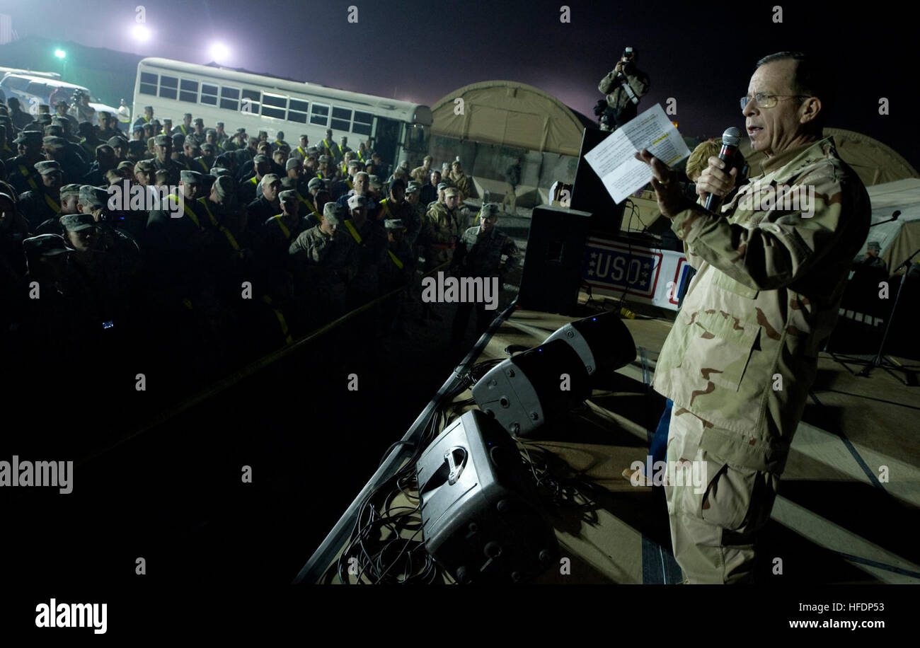 Le chef d'état-major interarmées Navy Adm. Mike Mullen donne ouverture à la maison de l'USO 2009 Lancement de la tour, à Kandahar, Afghanistan, le 17 décembre 2009. Mullen et sa femme Deborah sont l'hôte de la tournée, qui comprend des spectacles et des apparitions de l'ex-joueuse de tennis Anna Kournikova, le comédien Dave Attell, coach de tennis Nicholas Bollettieri et musicien Billy Ray Cyrus. (Photo du département de la communication de masse en 1ère classe Spécialiste Tchad J. McNeeley, U.S. Navy/libérés) 091217-N-0696M-512 (4225365727) Banque D'Images