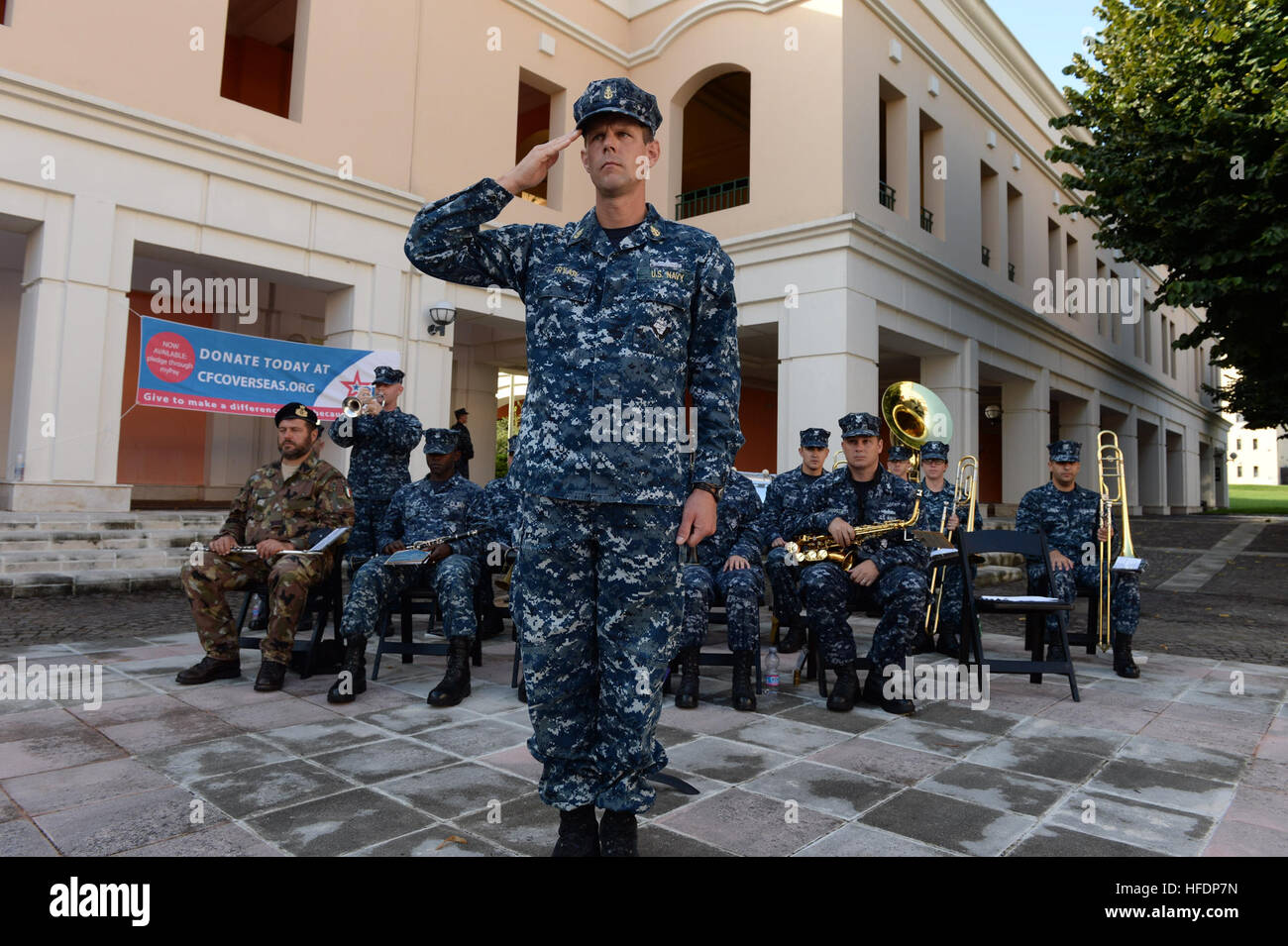 Un marin américain effectue des taps lors de la cérémonie commémorative du 13e anniversaire 9/11 à l'activité de soutien naval de Naples, en Italie, commémorant les victimes des attentats terroristes du 11 septembre 2001. Banque D'Images