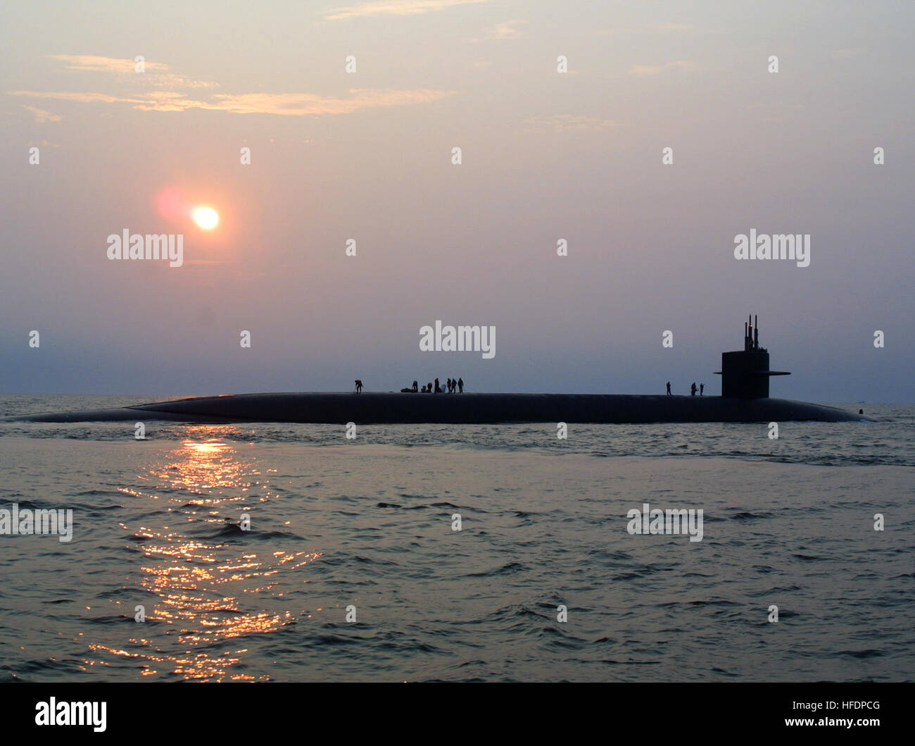 030628-N-2903K-007 l'Océan Atlantique (Juin 28, 2003) -- le sous-marin SNLE USS Rhode Island (740) ont lancé l'Océan Atlantique comme travail de l'équipage sur le pont. U.S. Navy photo de classe 3ème journaliste B.L. Keller. (Publié) sous-marin SNLE USS Rhode Island (740) Banque D'Images