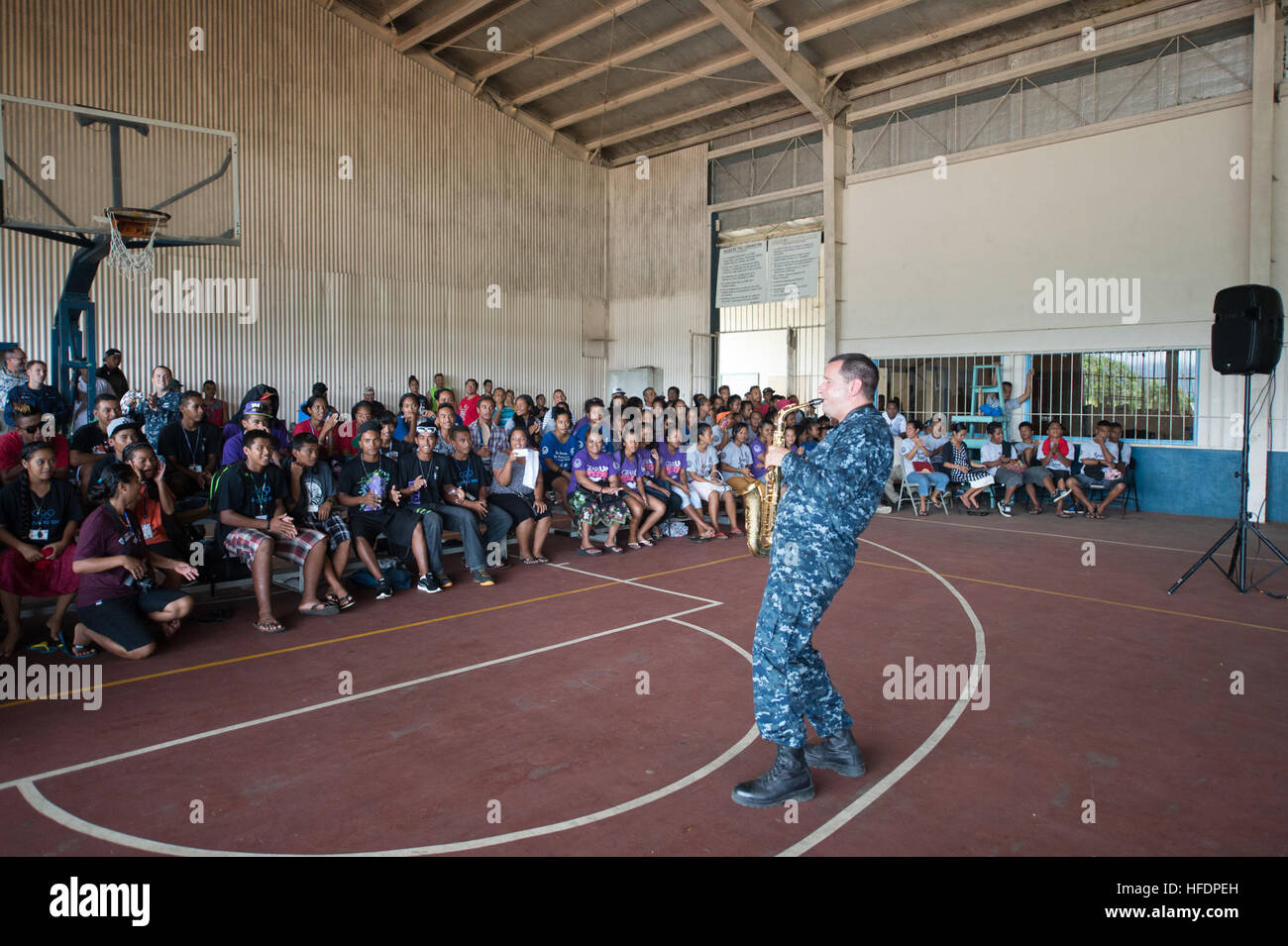 150626-N-MK341-014 POHNPEI (26 juin 2015) - 3e classe musicien Manuel Pelayo effectue un solo saxophone lors d'un concert pour les étudiants le 26 juin. Les États fédérés de Micronésie est le Commandement du transport maritime militaire navire grande vitesse mixte de l'USNS Millinocket (JHSV 3) deuxième arrêt du Partenariat du Pacifique 2015. Millinocket sert de plate-forme de l'enseignement secondaire pour Pacific Partnership, dirigé par un élément de commandement de la force expéditionnaire de la Marine, 30e Régiment de construction navale (30 RCN) de Port Hueneme, en Californie. Maintenant dans sa 10e version, le Pacifique est le plus grand partenariat multilatéral annuel humanitaria Banque D'Images