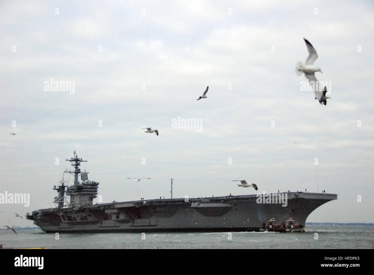 La classe Nimitz porte-avions USS Carl Vinson (CVN 70) départs Naval Station Norfolk, Va., 12 janvier 2010. Carl Vinson est en cours suite à un ravitaillement de quatre ans et complexe de remise à niveau pour prendre part à l'exercice multinational Southern Seas 2010 après quoi, il va changer d'attache de la Norfolk à San Diego, Californie (DoD photo par la communication de masse 2e classe Spécialiste Rafael Martie, U.S. Navy/libérés) 100112-N-9806M-128 (4271651123) Banque D'Images