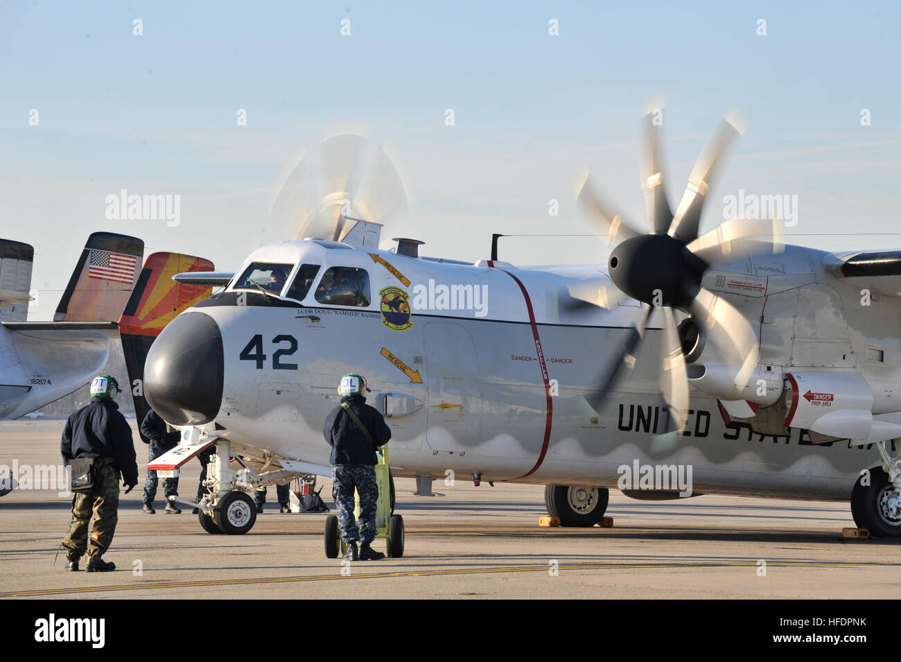 La Marine américaine C-2A Greyhound de la flotte des avions de transport de l'Escadron de soutien logistique (RVC) 40 préparation au déploiement de la Norfolk, Va., 14 janvier 2010, à l'appui de la première vague d'efforts de secours du séisme en Haïti. Cela fait partie d'un plus grand effort de secours menée par le gouvernement américain pour aider les personnes touchées par le tremblement de terre de magnitude 7.0 :. (U.S. Photo par marine Spécialiste de la communication de masse 1re classe Scott D. Cohen/libérés) 100114-N-6086C-196 (4277204482) Banque D'Images